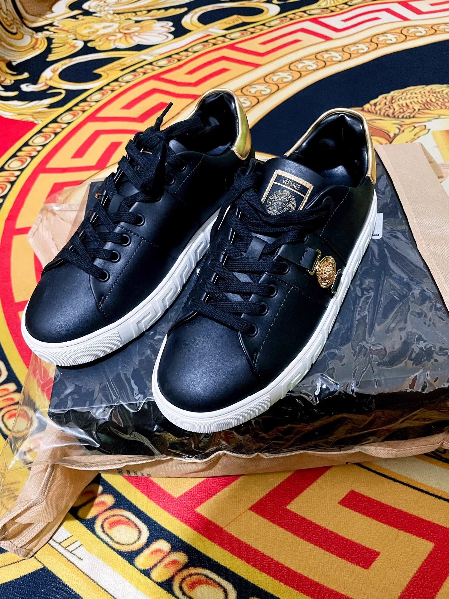 Versace Versace 25S Greca Calfskin Round Toe Lace-Up Low Top Size US 8 / EU 41 - 1 Thumbnail