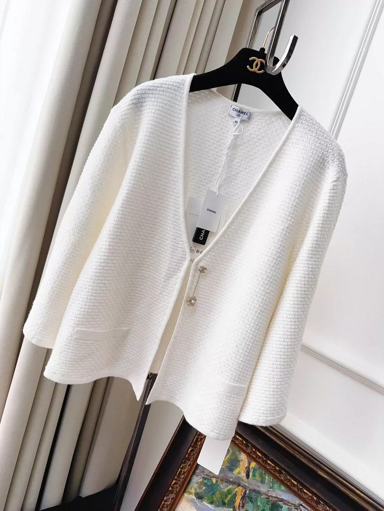 Chanel Chanel 25P white brooch button knitted cardigan cloak coat Size M / US 6-8 / IT 42-44 - 1 Thumbnail