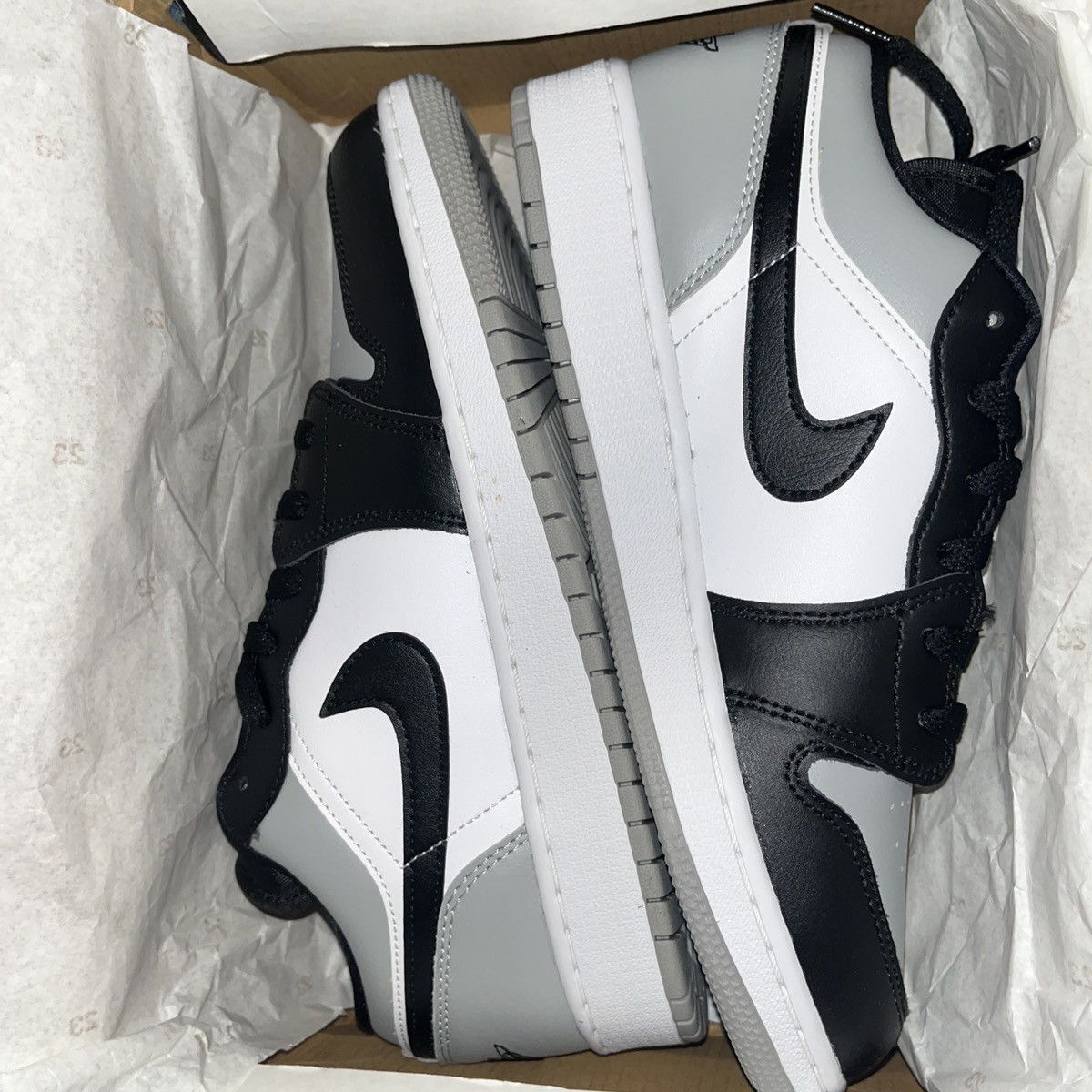 Jordan Brand × Nike Air Jordan 1 Low Shadow Toe GS Size US 7 / EU 40 - 2 Thumbnail