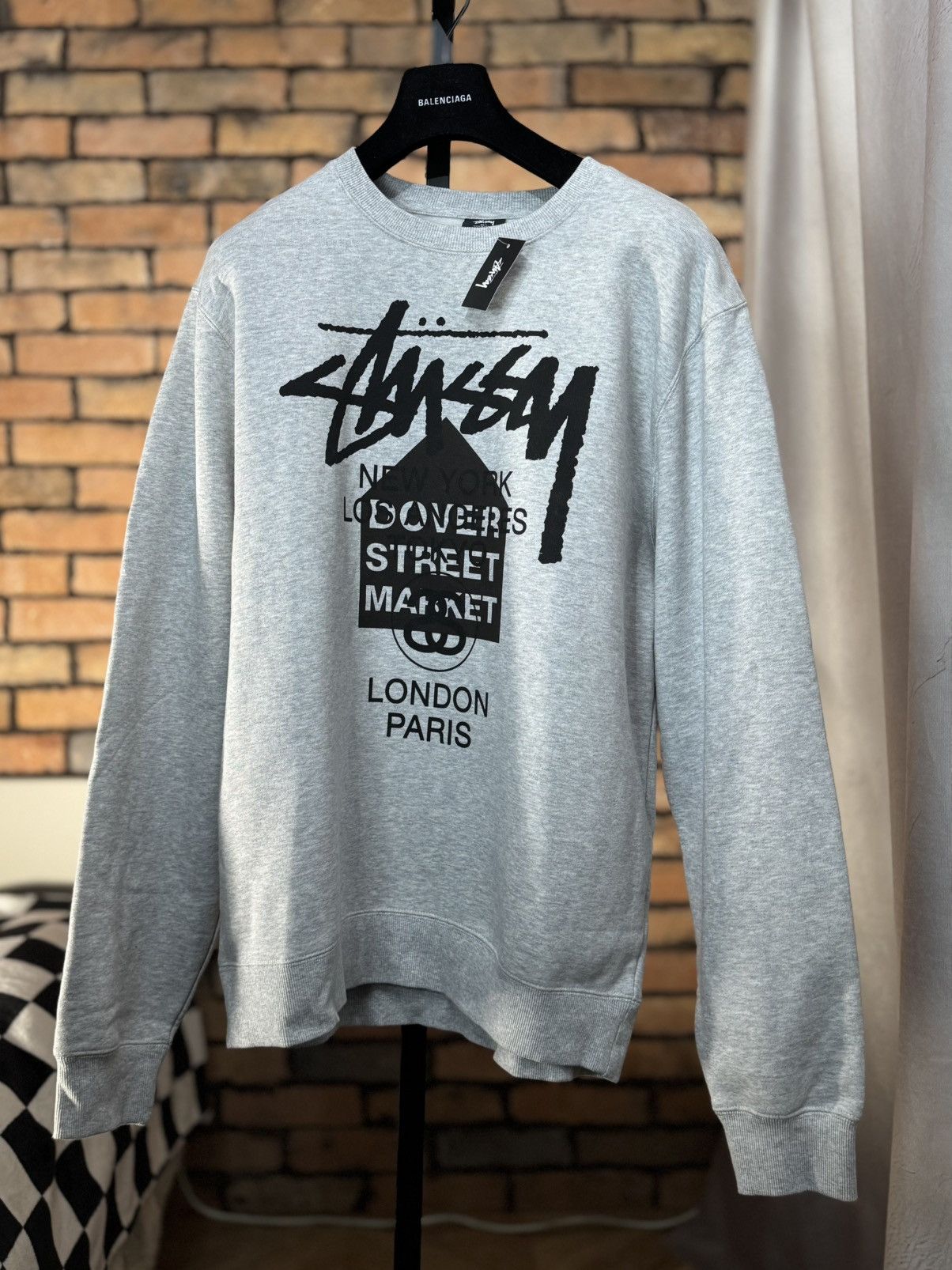 Dover Street Market × Stussy $118 DSM STUSSY WORLD TOUR SWEATSHIRT CREWNECK PULLOVER GRAY Size US XL / EU 56 / 4 - 1 Thumbnail