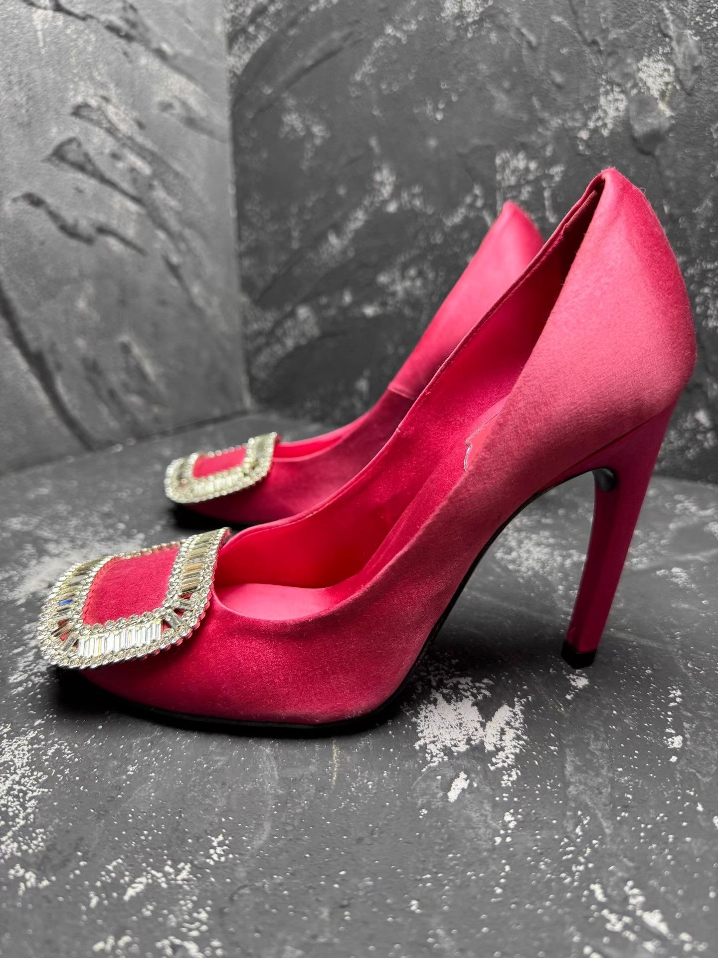 Roger Vivier RV Pink Satin Heels with Square Diamond Buckle Q10 Size US 5 / IT 35 - 2 Thumbnail