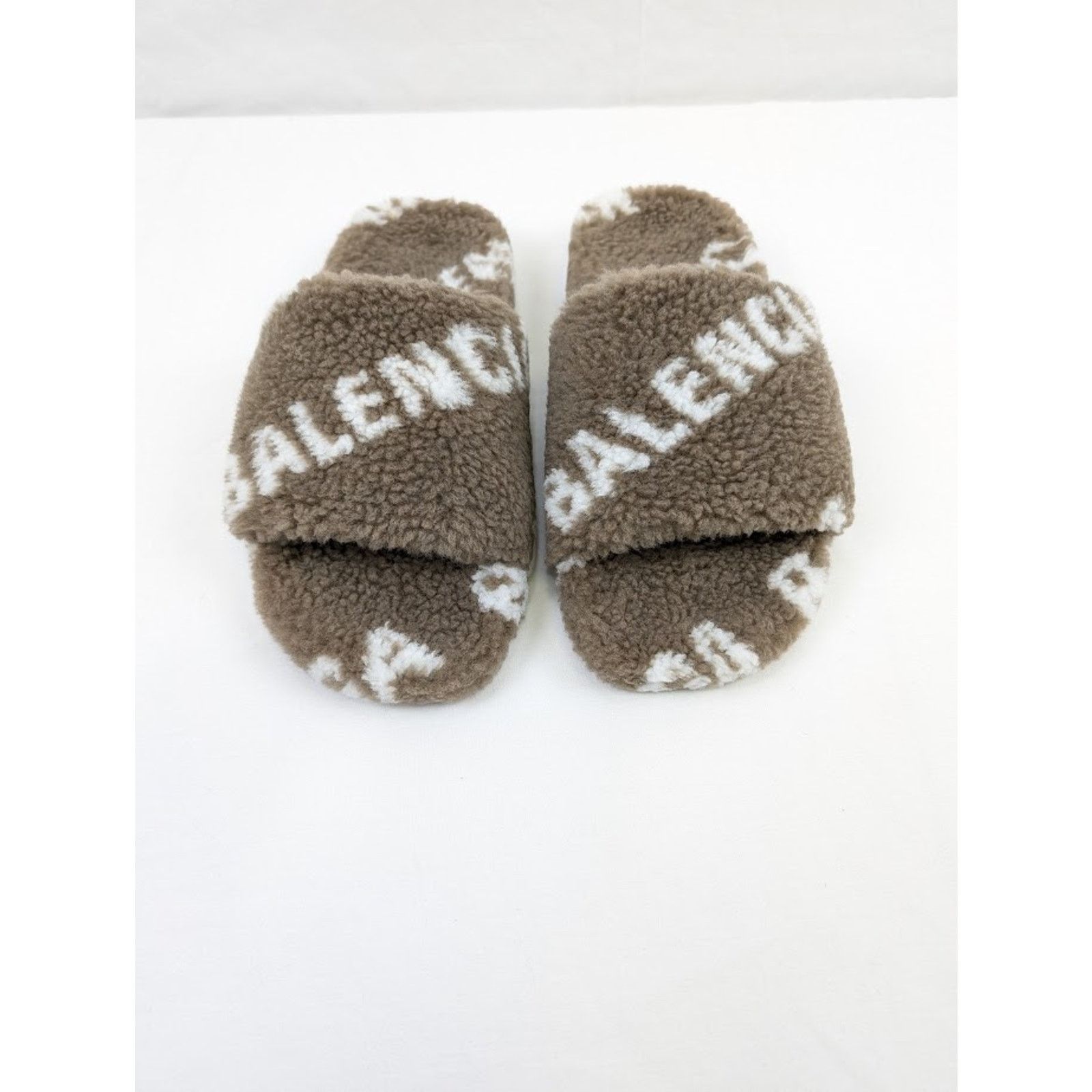 Balenciaga o1rshd1 All Over Logo Furry Slides in Dark Mink Grey/White Size US 11 / IT 41 - 17 Thumbnail