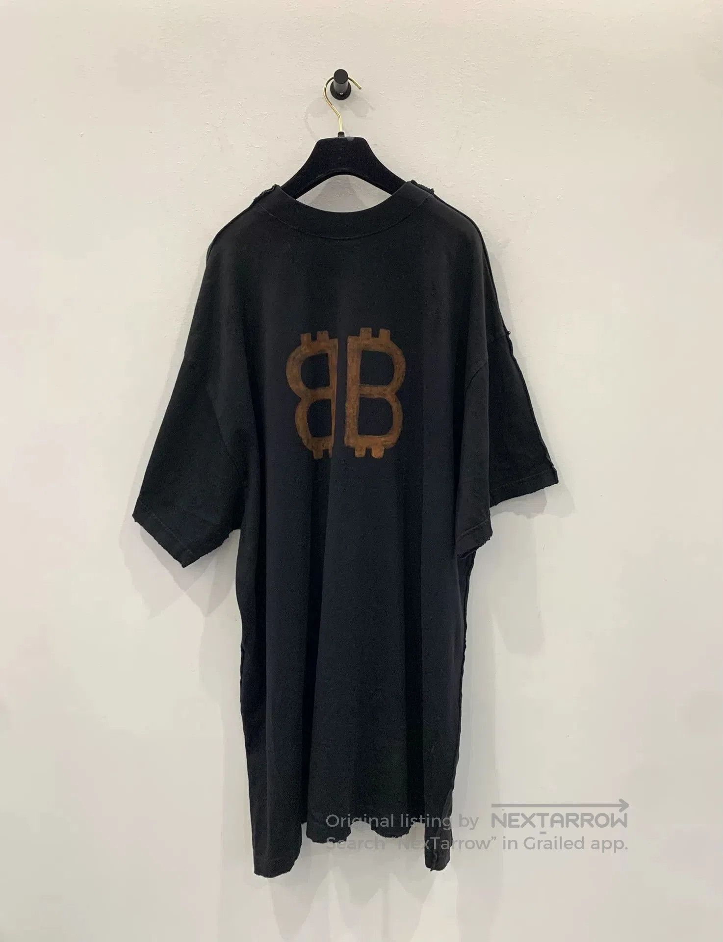 Balenciaga Balenciaga Eiffel Tower Graffiti Bitcoin Tee. Size US L / EU 52-54 / 3 - 3 Thumbnail
