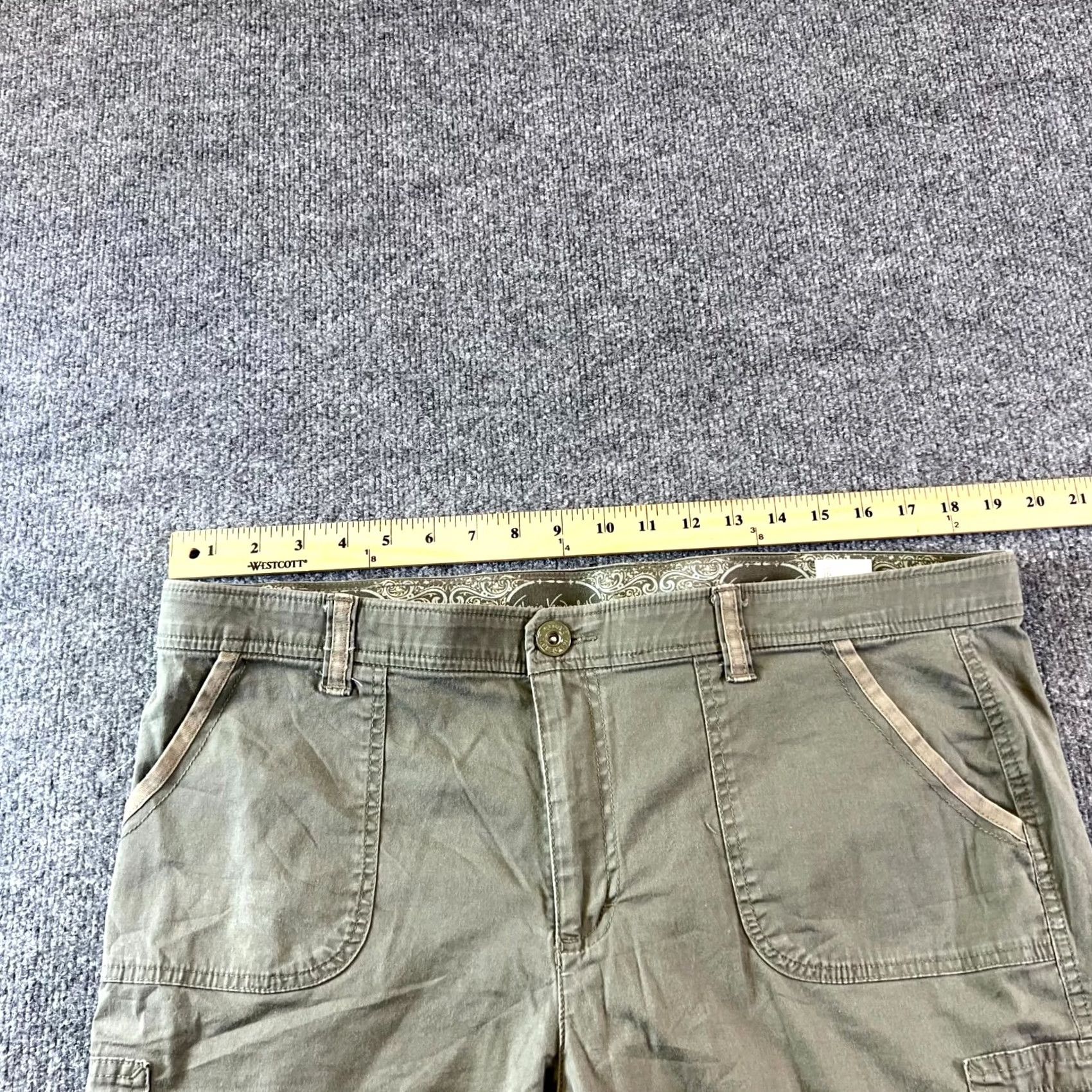 Gloria Vanderbilt Gloria Vanderbilt Cargo Shorts Women's 16 Green Cotton Summer Travel Stretch Cargo Pocket Zipper Button Casual 18? Size 40" / US 18 - 2 Thumbnail