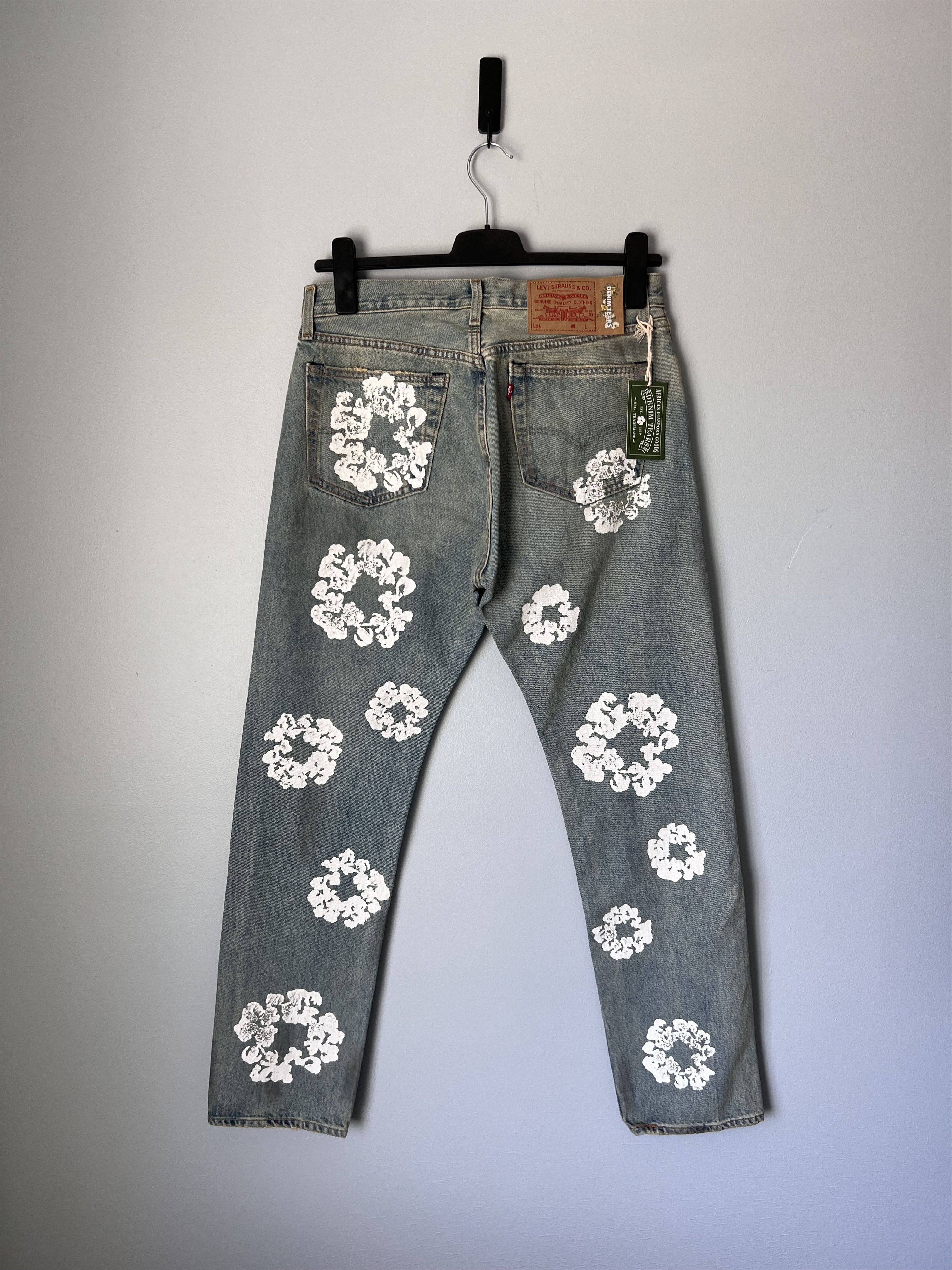 DENIM TEARS × Levi's Denim Tears Levi's Dirty Wash Wreath 501 in Light Wash Size US 33 - 4 Thumbnail