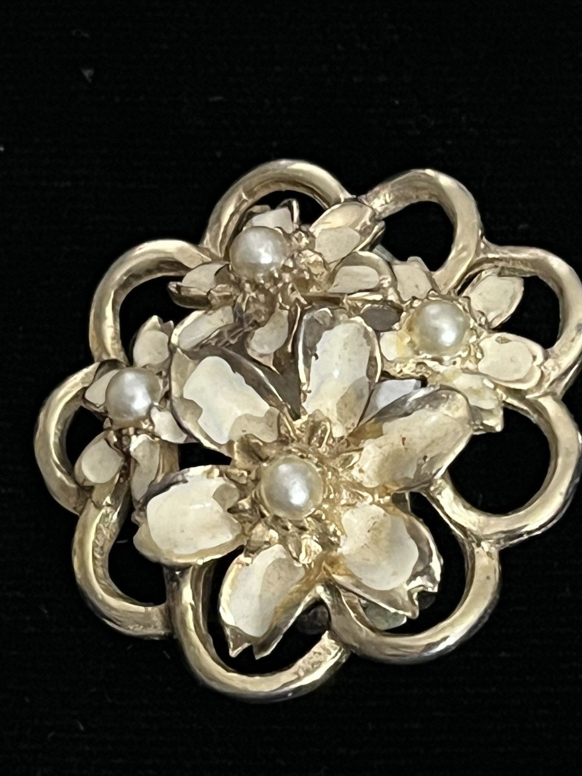 Other Vintage 60s Gold Tone Enamel Pearl Flower Clip On Earrings Size ONE SIZE - 4 Thumbnail