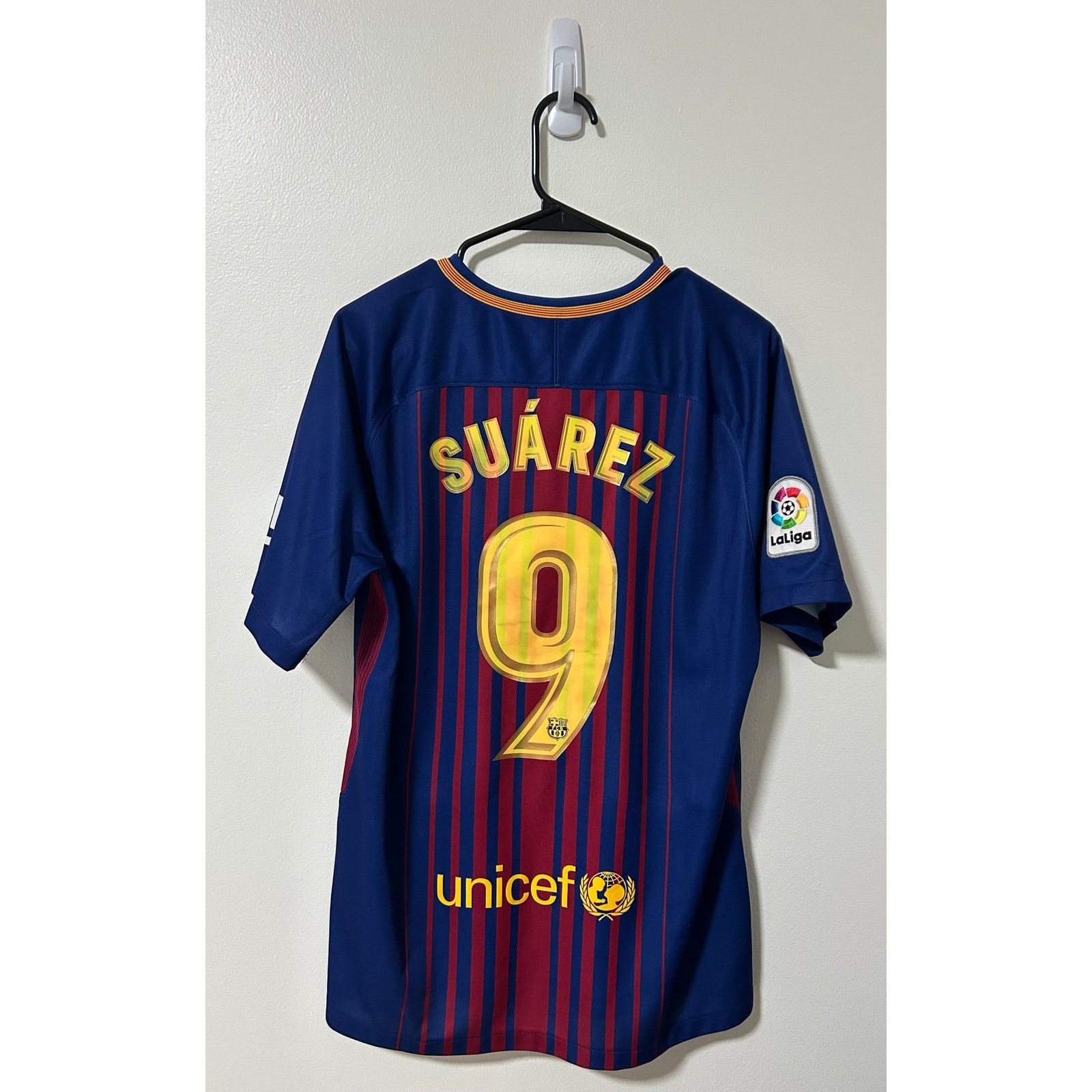 Nike FC Barcelona Home 2018/19 Suárez #9 Size US M / EU 48-50 / 2 - 1 Thumbnail