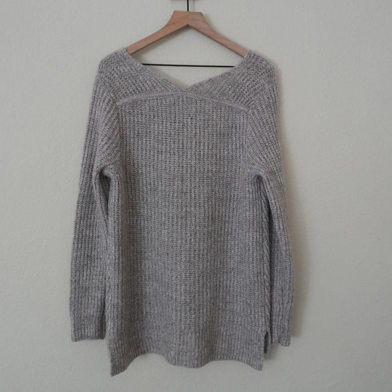 Abercrombie & Fitch Abercrombie & Fitch Sweater Women's L Grey Pink Knit V Neck Size L / US 10 / IT 46 - 6 Thumbnail
