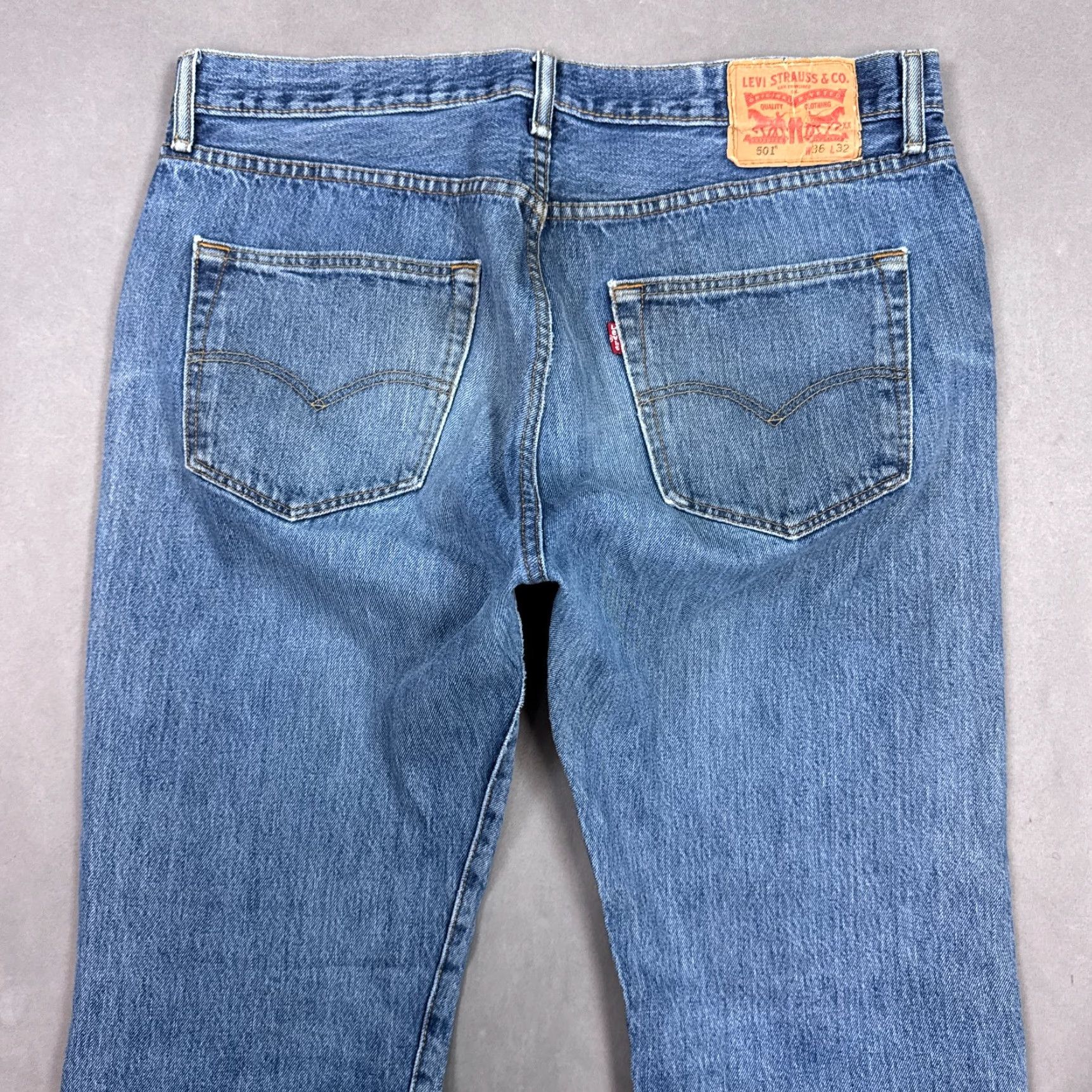 Levi's VINTAGE Levis 501 Jeans Mens 36x32 Blue Denim Pants Straight Button Fly Faded Work Chore Jeans Size US 36 / EU 52 - 5 Thumbnail
