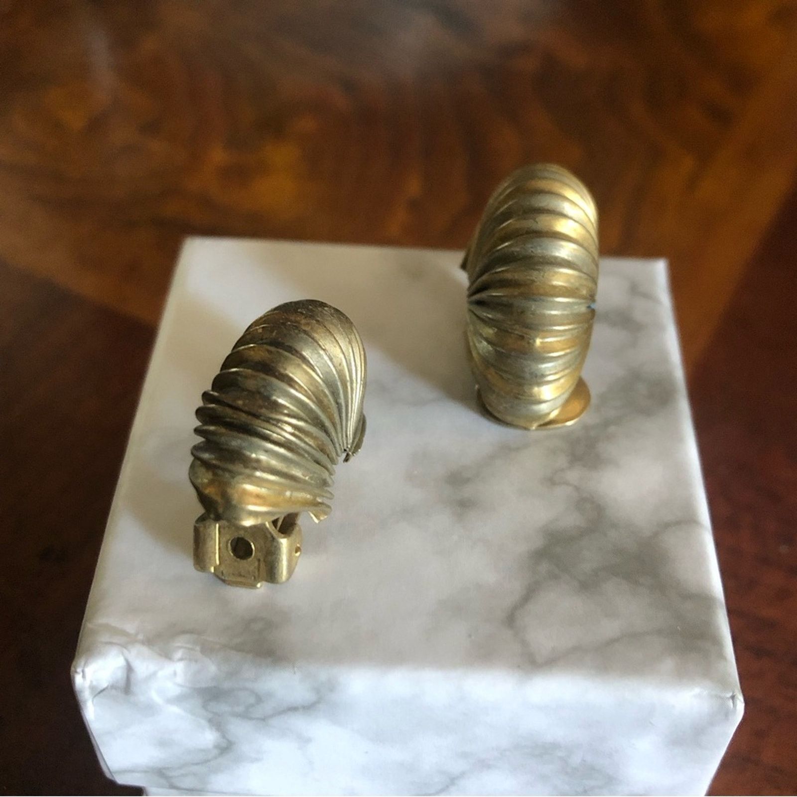 Vintage Vintage 70s brass tone slinky design dome clip on earrings Size ONE SIZE - 2 Thumbnail