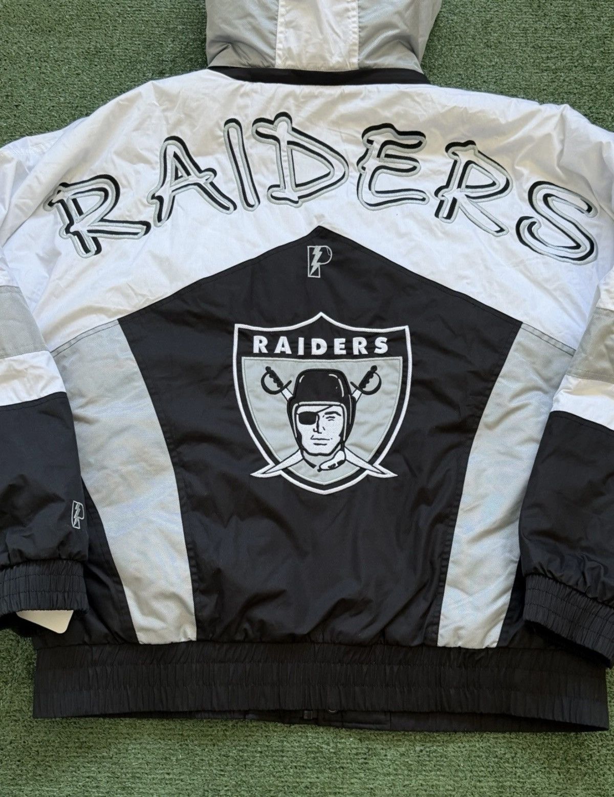 Pro Player NFL LAS VEGAS RAIDERS PRO PLAYER SPELL OUT WINDBREAKER J Size US XXL / EU 58 / 5 - 4 Thumbnail