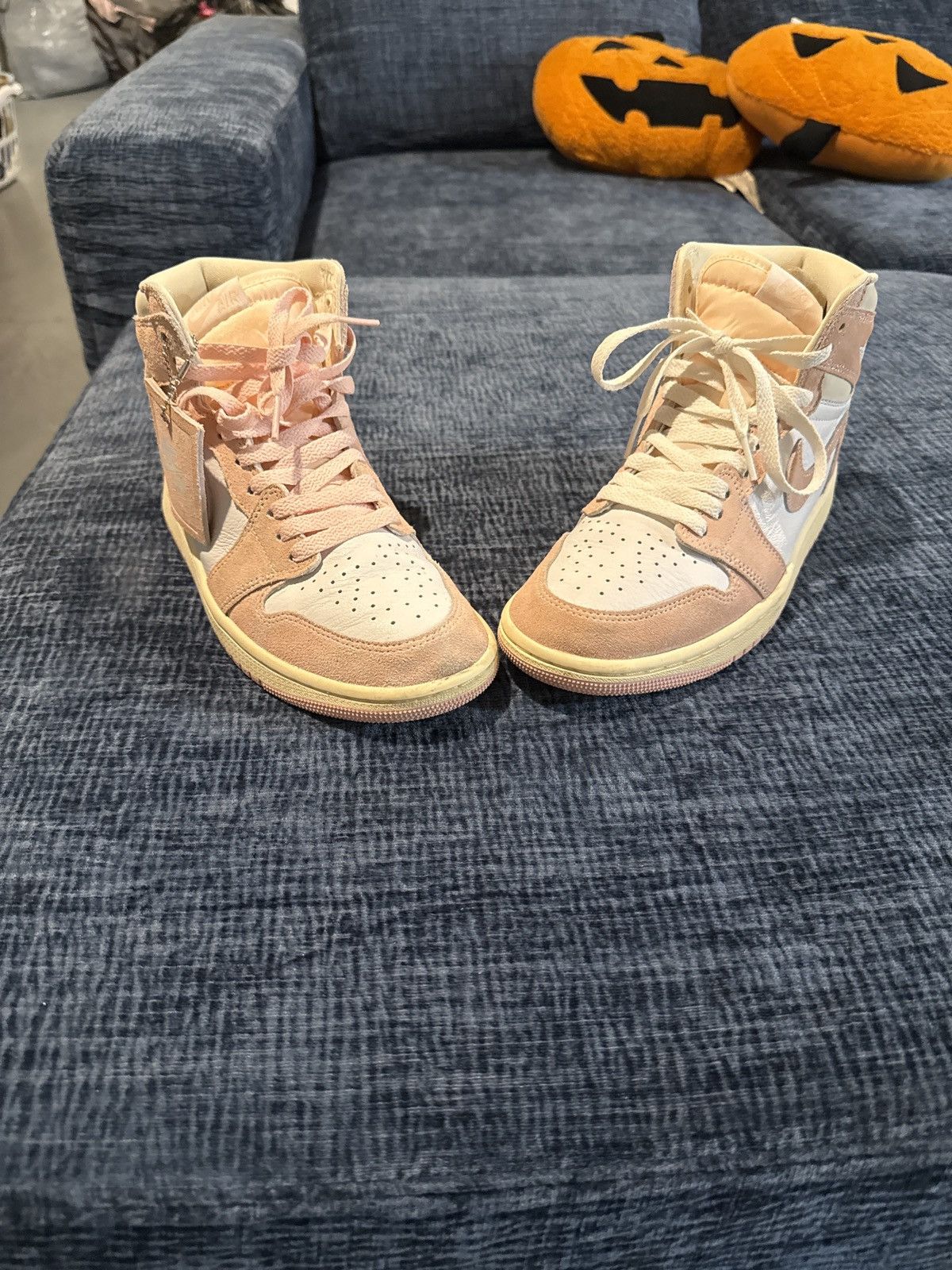 Jordan Brand Air Jordan 1 Mid SE (Women’s) Size US 8 / IT 38 - 4 Thumbnail