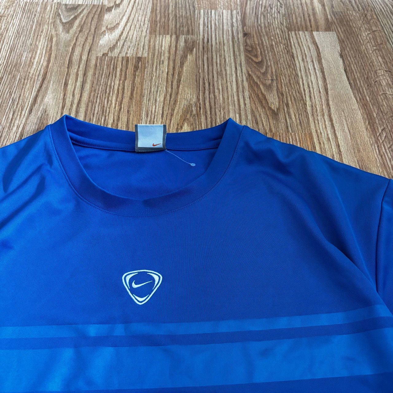 Nike Vintage Nike center logo Y2K Tshirt Size US XL / EU 56 / 4 - 3 Thumbnail