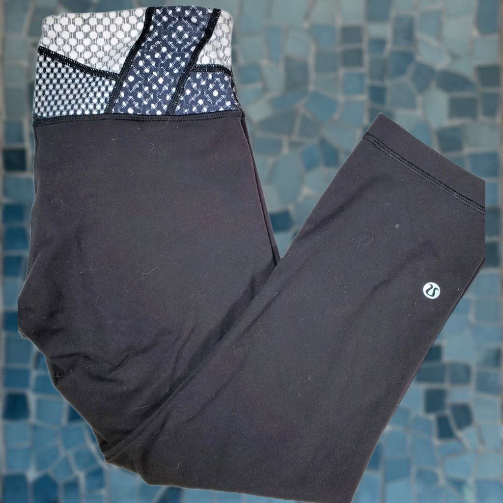 Lululemon VINTAGE Lululemon Black Cropped Leggings Reversible Waist Band Women's 6 Black & White Abstract Band Cropped Women Lululemon Leggings 6 Womens Size 28" / US 6 / IT 42 - 1 Thumbnail