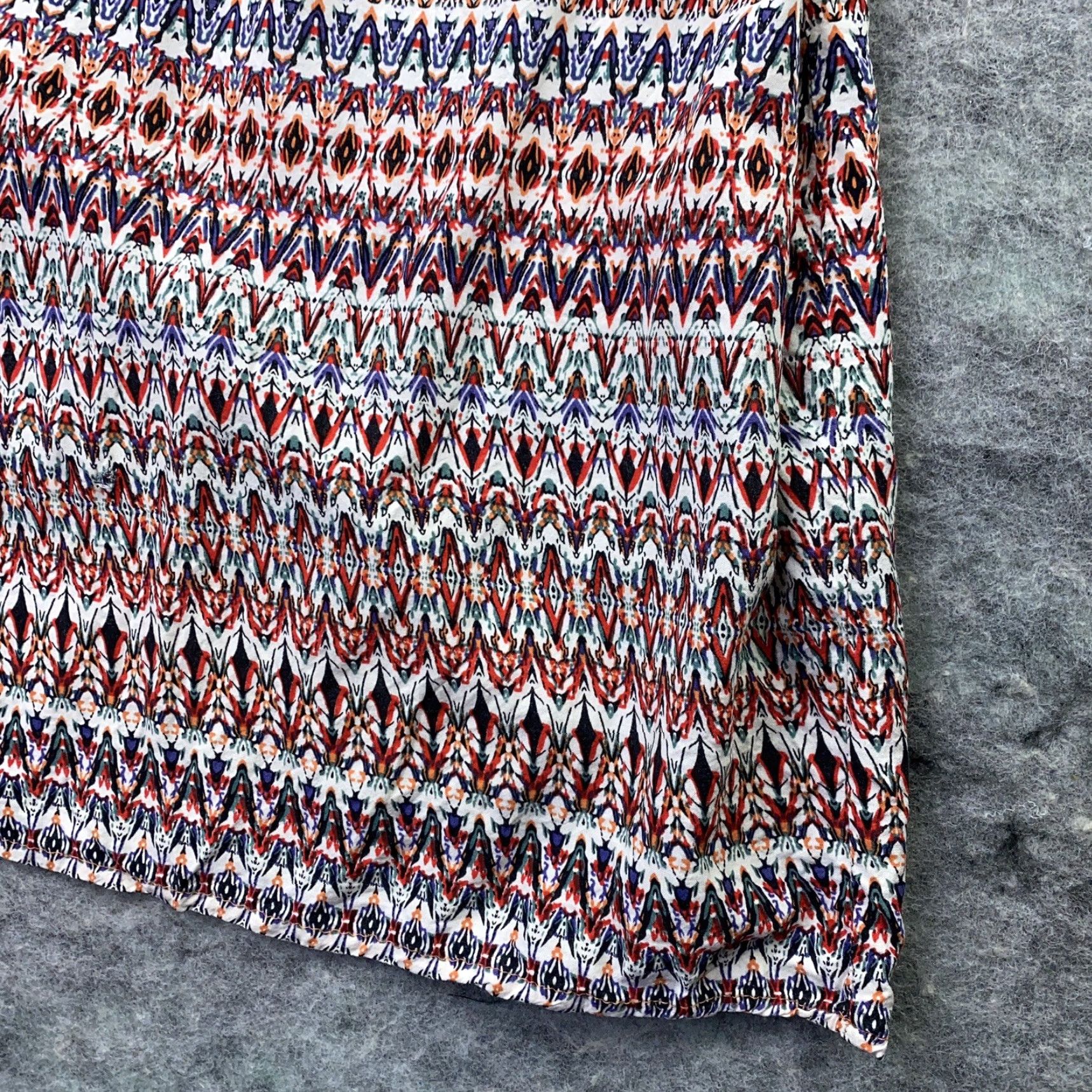 Annex Anne Carson Womens Blouse Shirt M Red Rayon Zip Back Geometric Pattern Casual Regular Fit VINTAGE? (if not vintage skip) Size M / US 6-8 / IT 42-44 - 4 Thumbnail