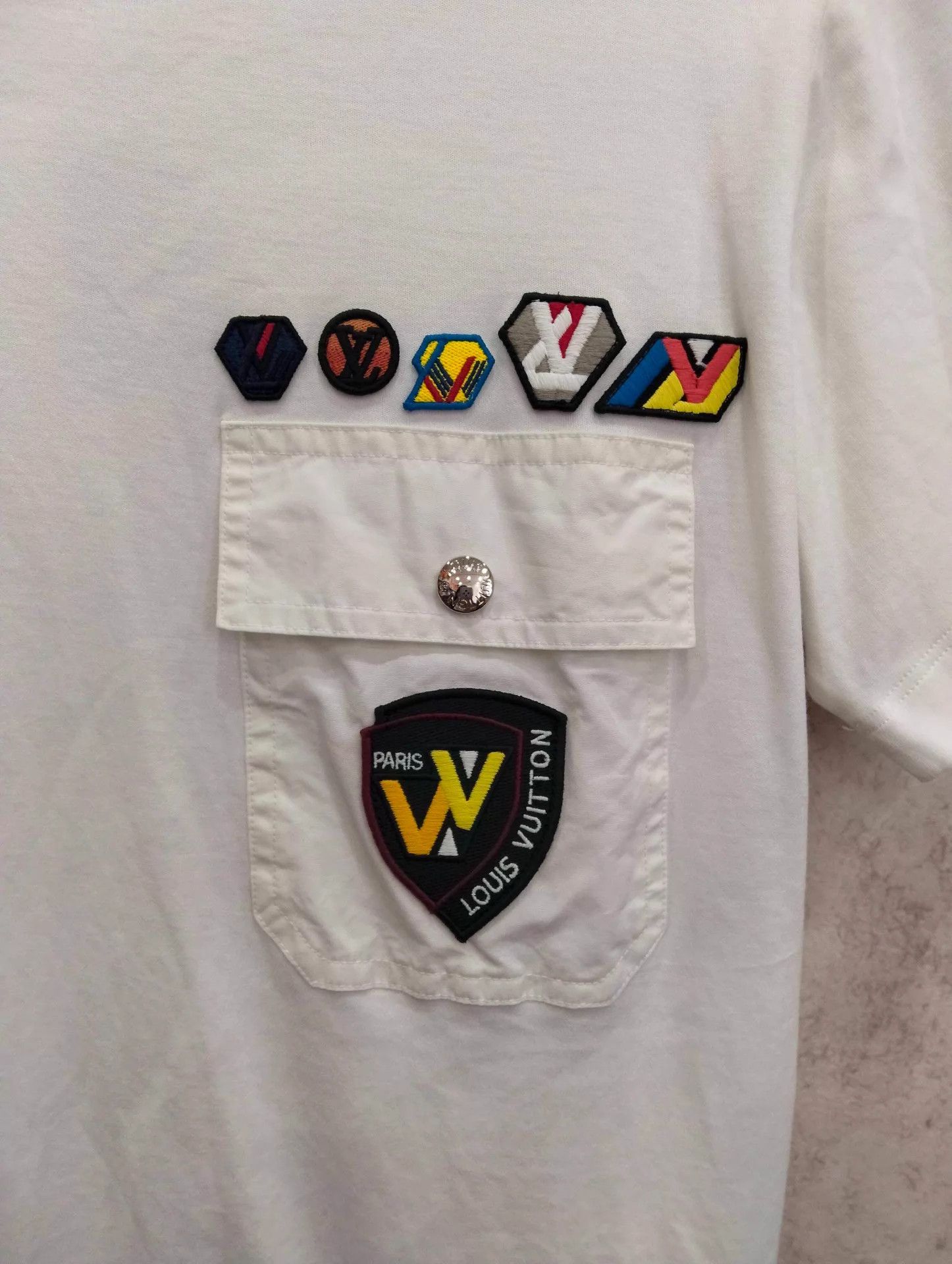 Louis Vuitton LOUIS VUITTON White Badge Embroidered SS T-shirt L 95New Size L / US 10 / IT 46 - 6 Thumbnail