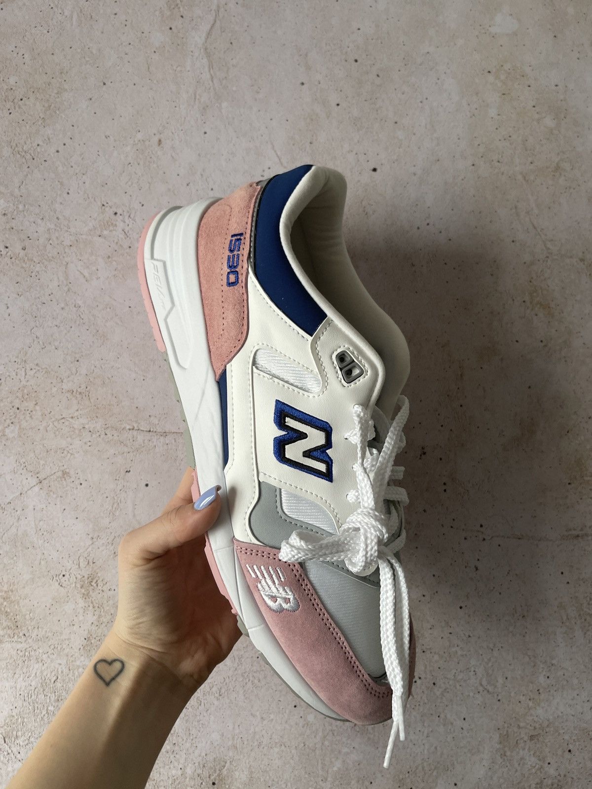 New Balance New Balance 1530 White Pink Size US 10.5 / EU 43-44 - 3 Thumbnail