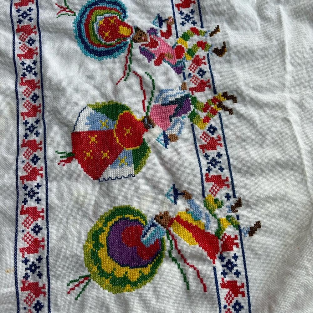 Designer Vintage Mexican Embroidered Tablecloth with 12 Napkins Size ONE SIZE - 6 Thumbnail
