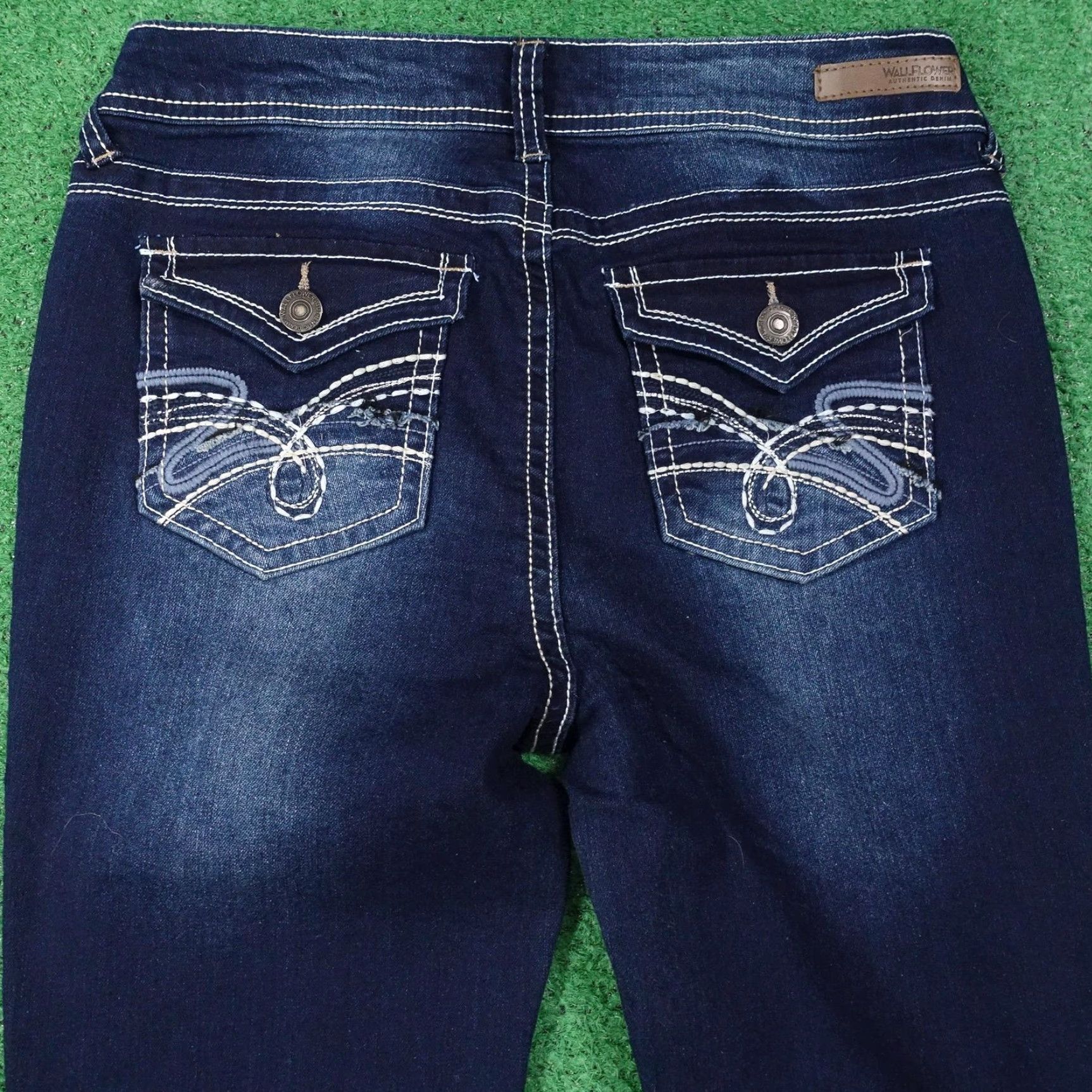 Vintage WallFlower Jeans Womens Size 11 Blue Flared Dark Wash 32x33.5 Denim Size 32" / US 10 / IT 46 - 6 Thumbnail