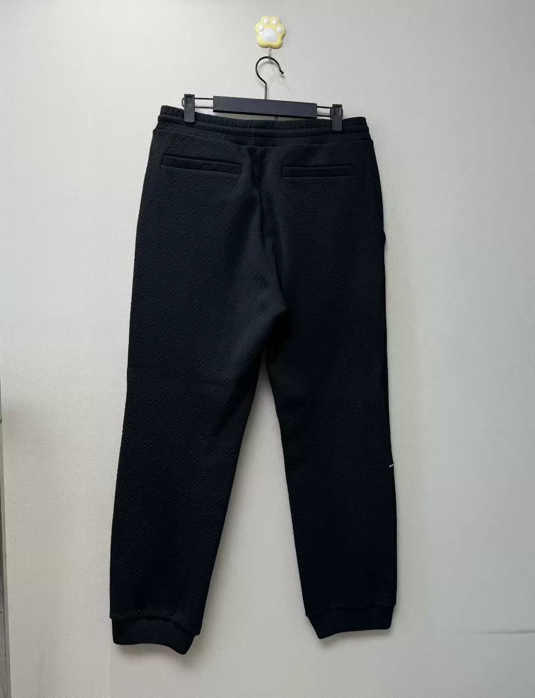 Louis Vuitton louis vuitton black embossed logo sweatpants Size US 28 / EU 44 - 4 Thumbnail