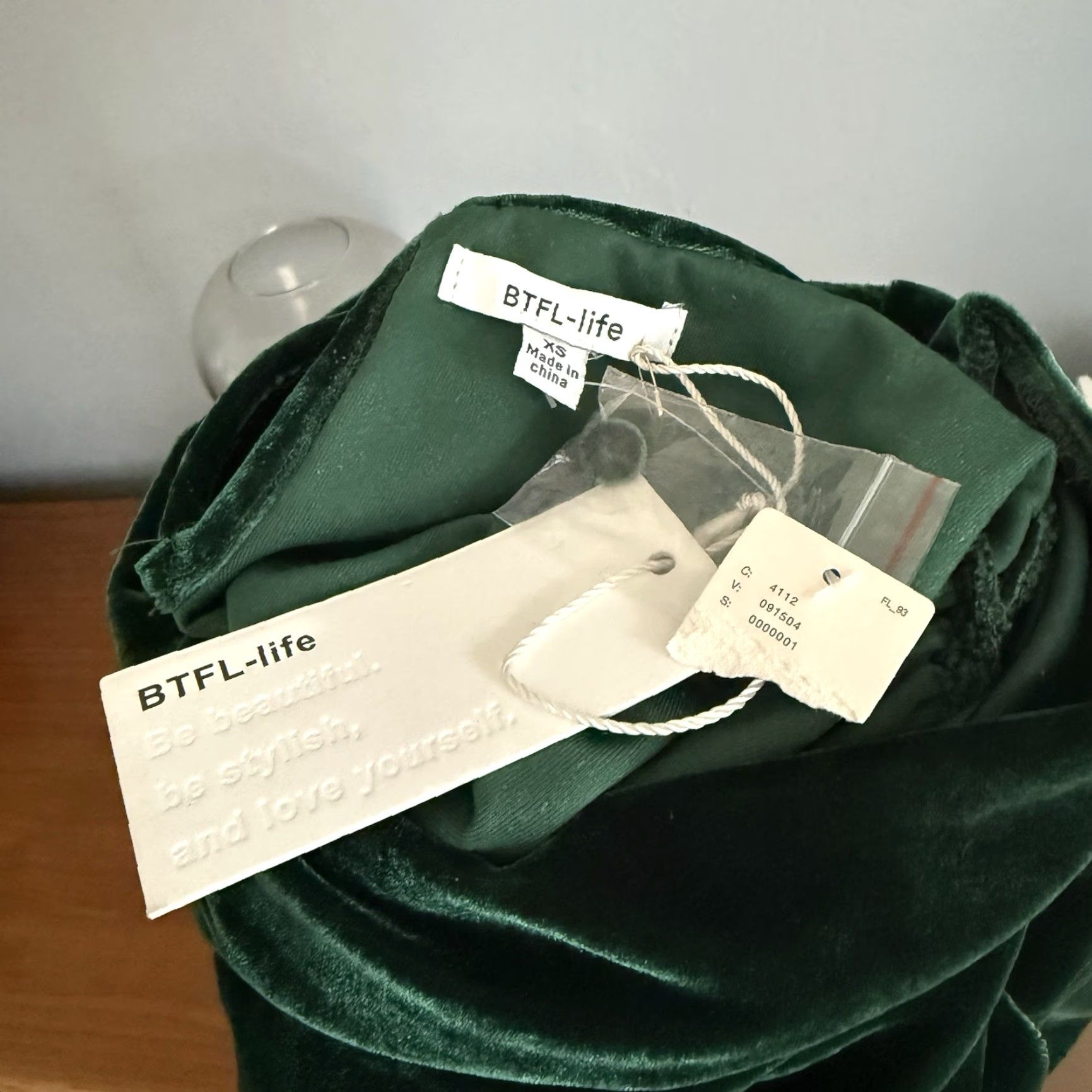 Anthropologie Anthropologie BTFL Life Green Velvet Cowl Neck Top XS Balloon Sleeves Size XS / US 0-2 / IT 36-38 - 6 Thumbnail