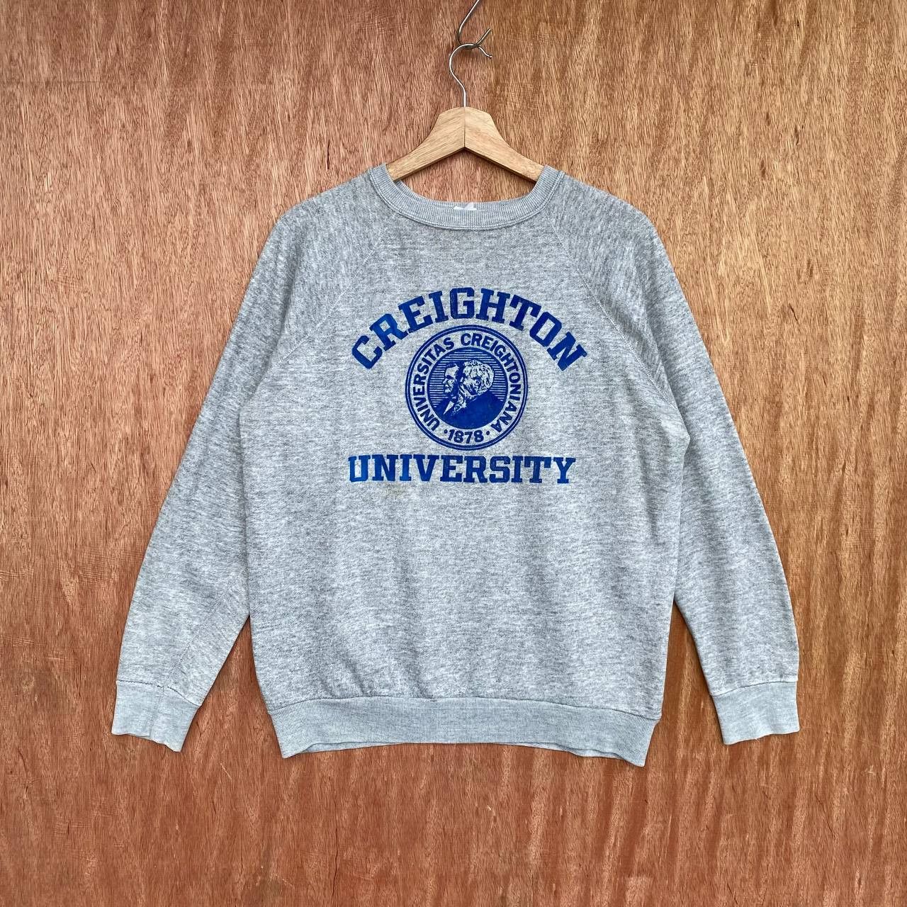 Vintage VINTAGE 80s Creighton University Sweatshirt Grey Raglan Size US XL / EU 56 / 4 - 2 Thumbnail