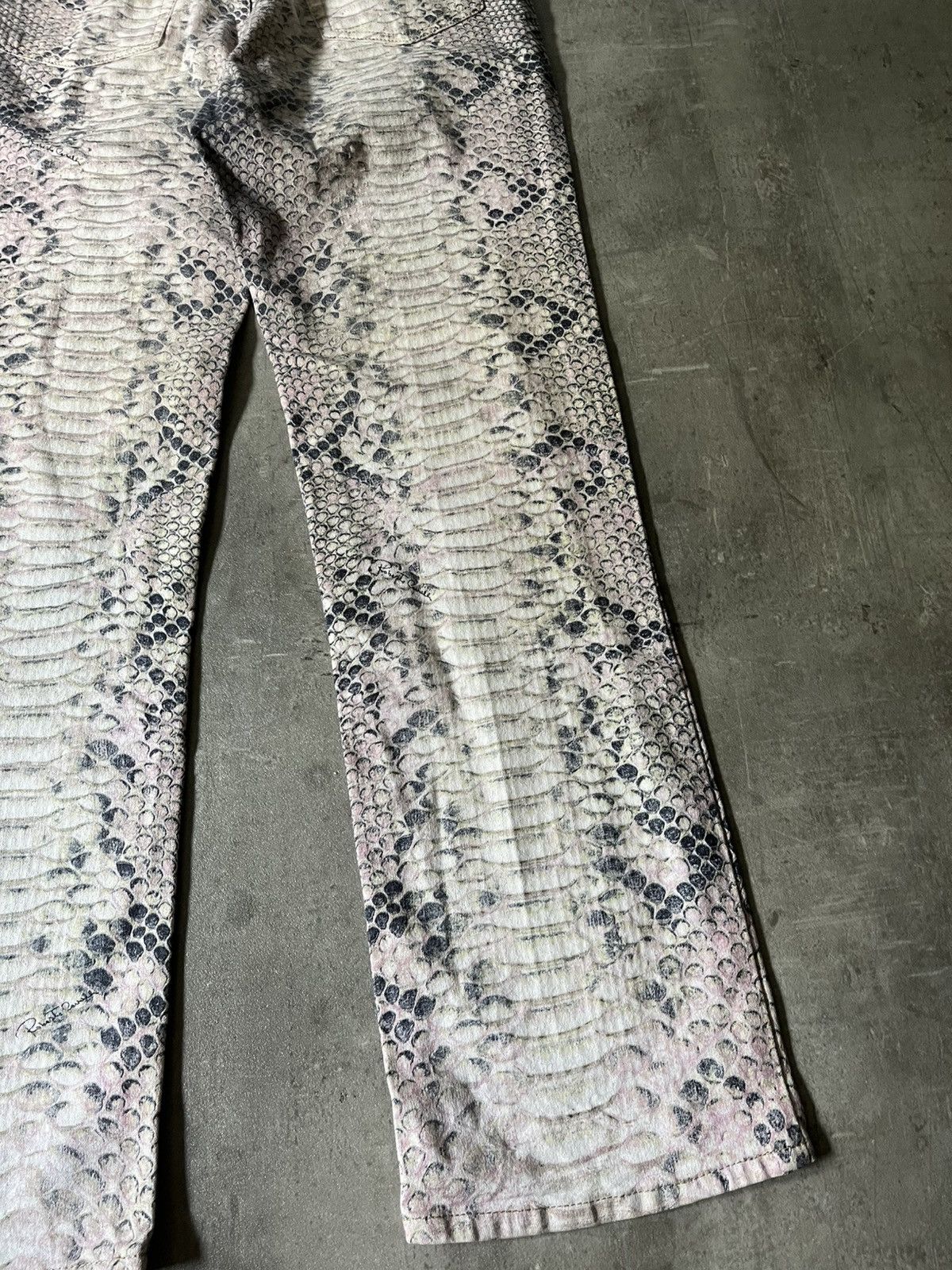 Roberto Cavalli Roberto Cavalli A/W 2002 Python effect pants very rare Size US 30 / EU 46 - 12 Thumbnail