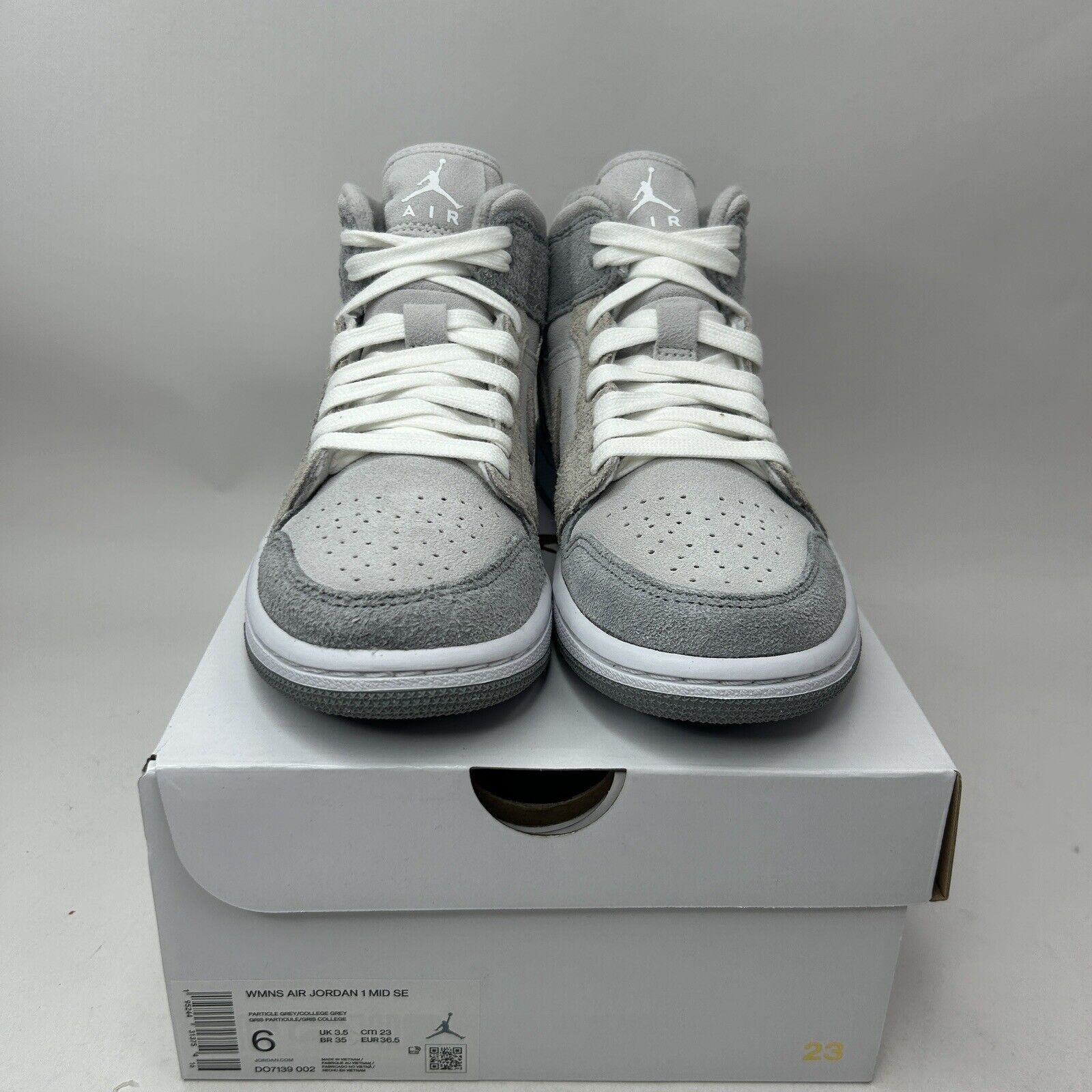 Jordan Brand Nike Air Jordan 1 Mid SE WMNS “Particle Grey/Fleece” 2023 Size US 6 / IT 36 - 2 Thumbnail