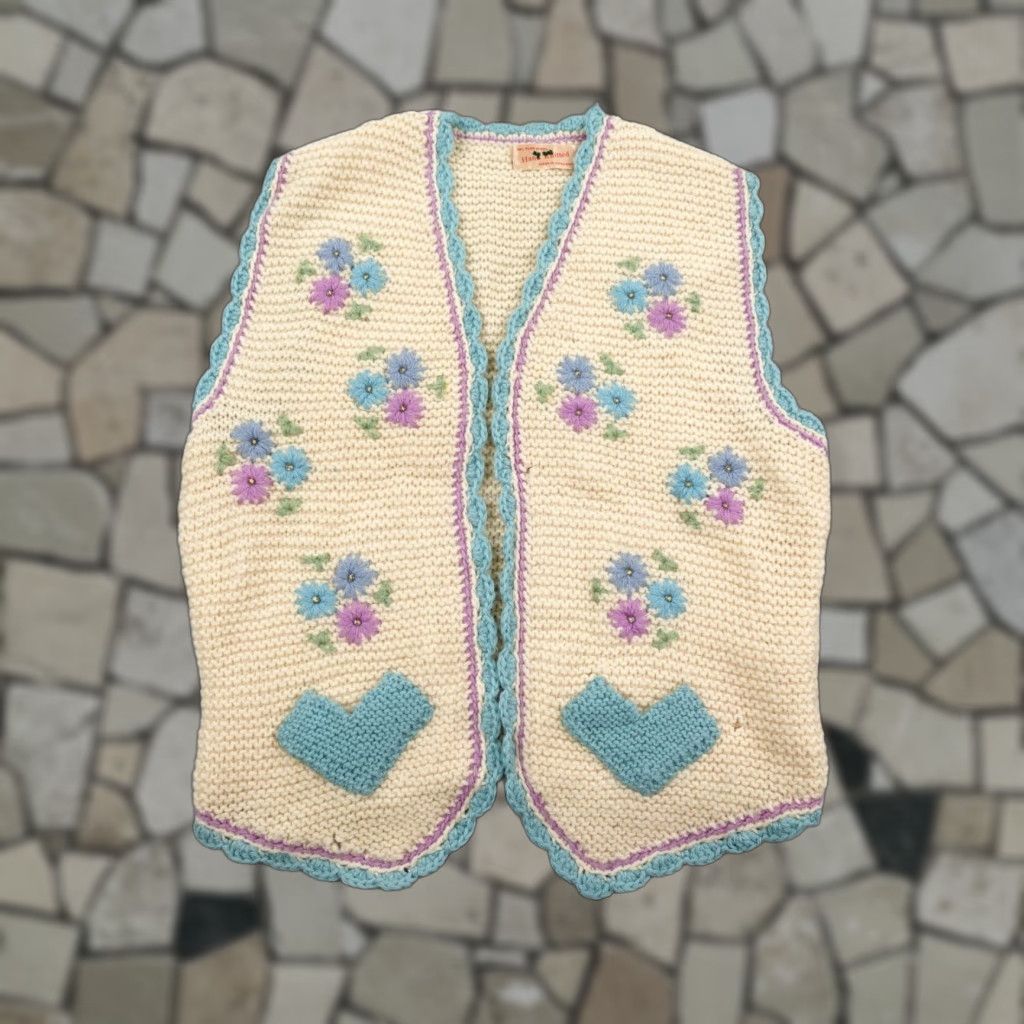 Vintage VINTAGE Hand Knitted Sweater Vest Womens XS Beige Blue Cardigan Floral Hearts Size XS / US 0-2 / IT 36-38 - 1 Thumbnail