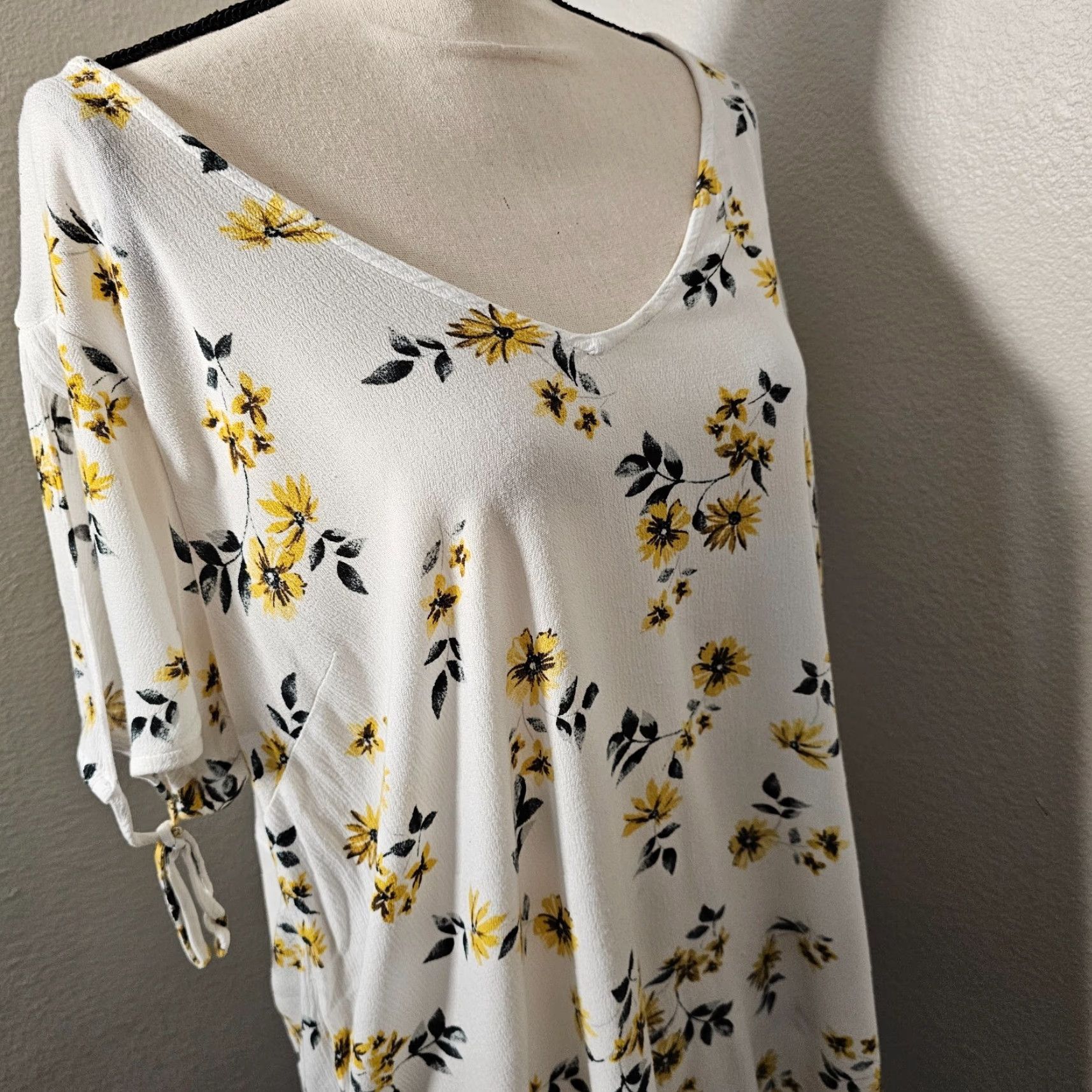 Torrid Torrid Blouse Shirt Women Plus Size 1 White Floral Sunflower Print Short Sleeve Scoop Neck Slit Accent Tie Casual Party/Cocktail Size XS / US 0-2 / IT 36-38 - 6 Thumbnail