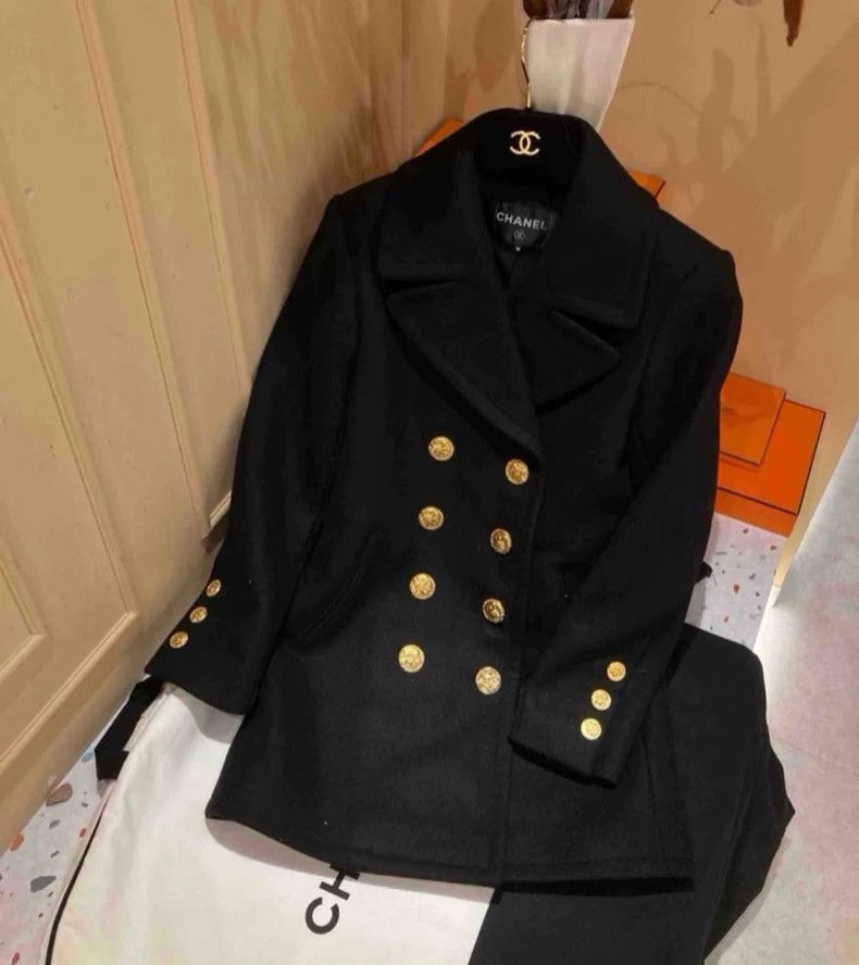 Chanel Chanel Black gold portrait button lapel jacket 2504-Nextarr Size XS / US 0-2 / IT 36-38 - 1 Thumbnail
