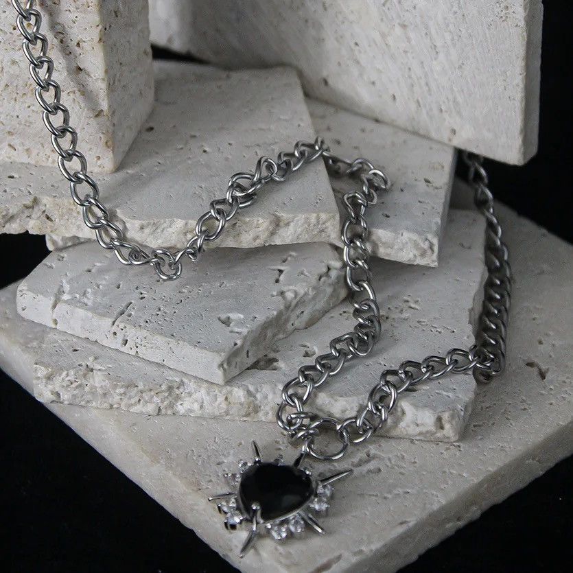 Jewelry Shiny Rhinestone Thorns Love Heart Pendant Necklace Size ONE SIZE - 3 Thumbnail