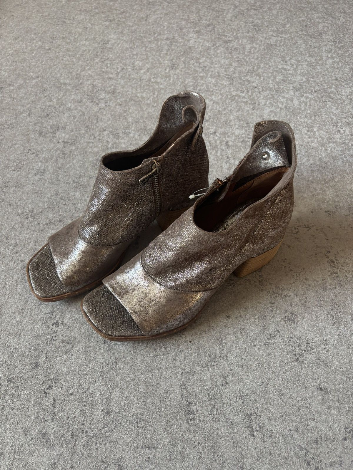 A.S.98 × Designer A.S.98 Silver-Leather Ankle-Height Heel Side Sandal Heels Size US 9 / IT 39 - 1 Thumbnail