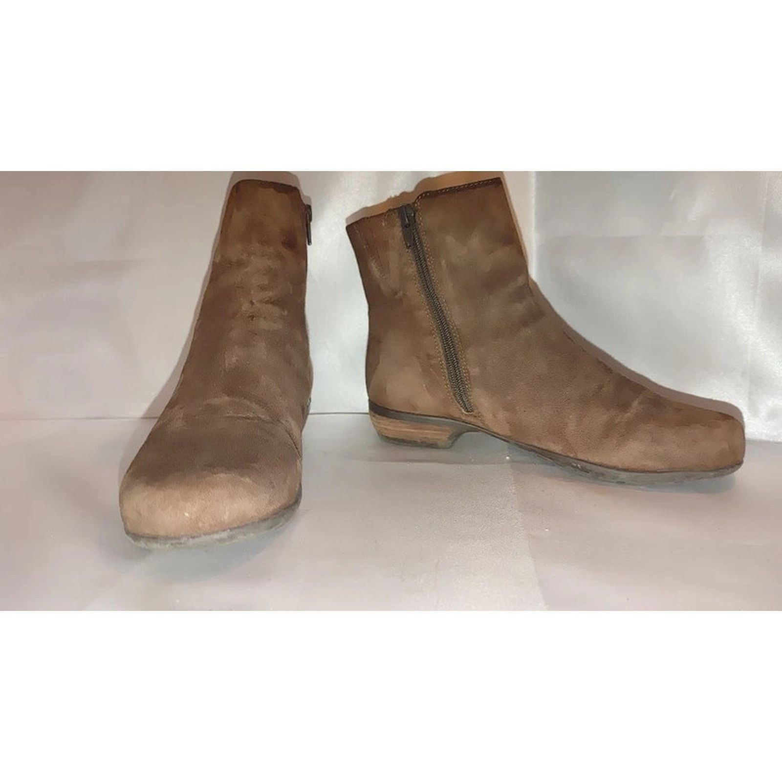The Unbranded Brand Walking Cradles Elise Suede Ankle Boot Size 7M Size US 7.5 / IT 37.5 - 6 Thumbnail