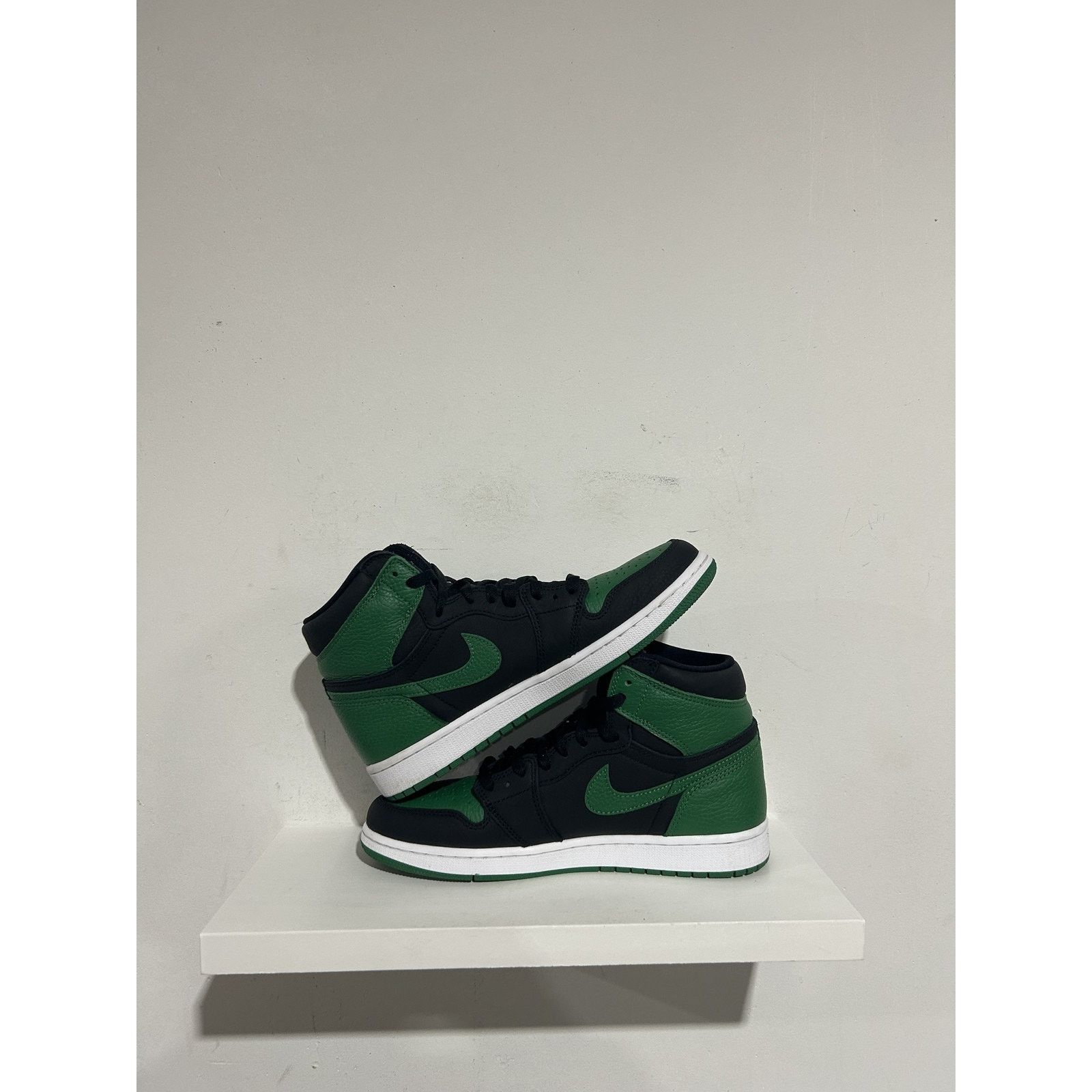 Jordan Brand Jordan 1 Pine Green Size 9.5 Preowned Size US 9.5 / EU 42-43 - 2 Thumbnail