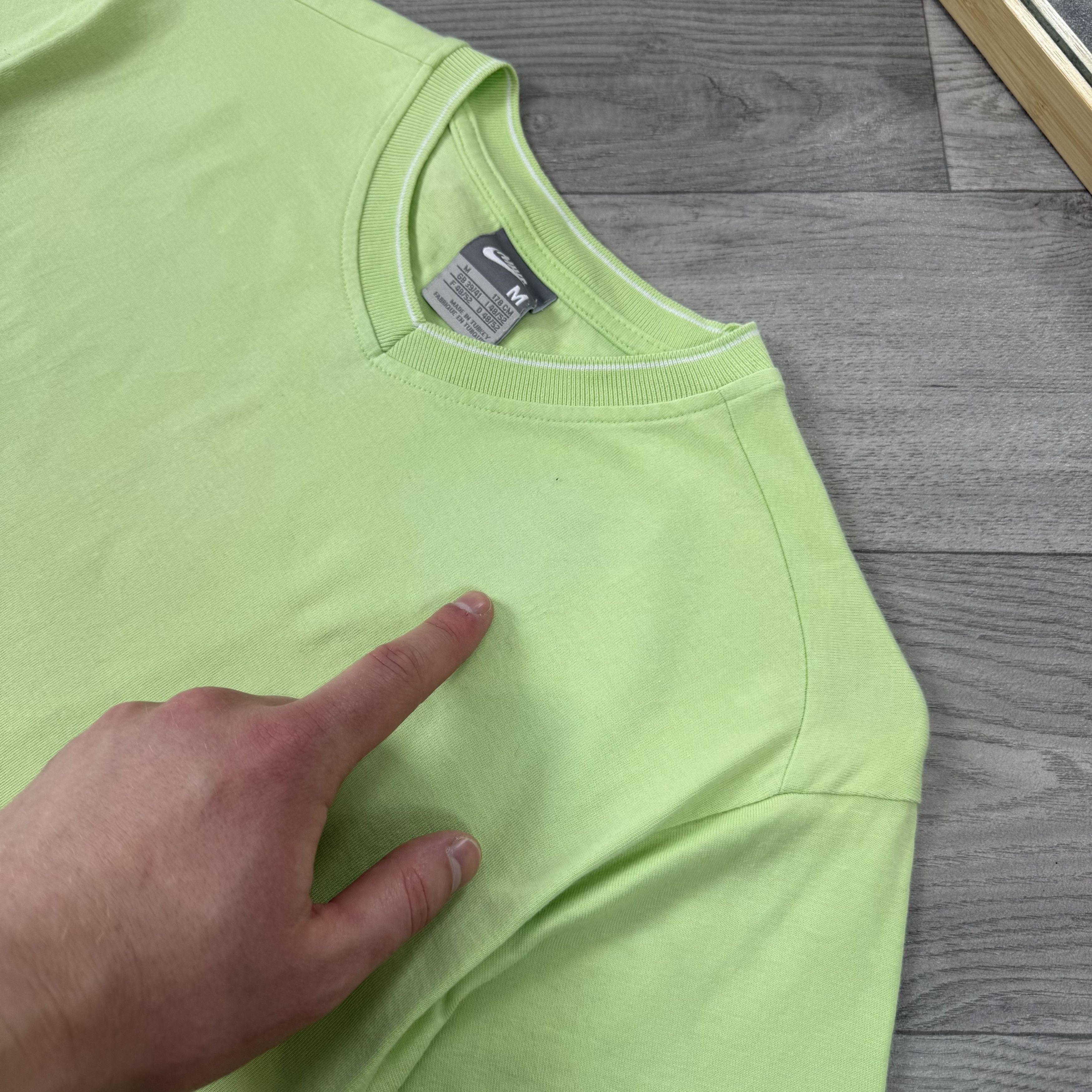 Nike Vintage Nike 90s Swoosh V-Neck Green Tee Shirt Size US M / EU 48-50 / 2 - 7 Thumbnail