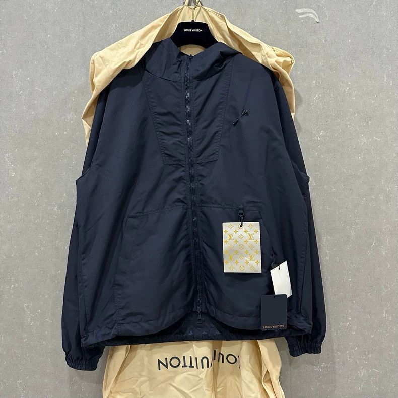 Louis Vuitton navy blue reversible Louis Vuitton windbreaker Size US L / EU 52-54 / 3 - 1 Thumbnail