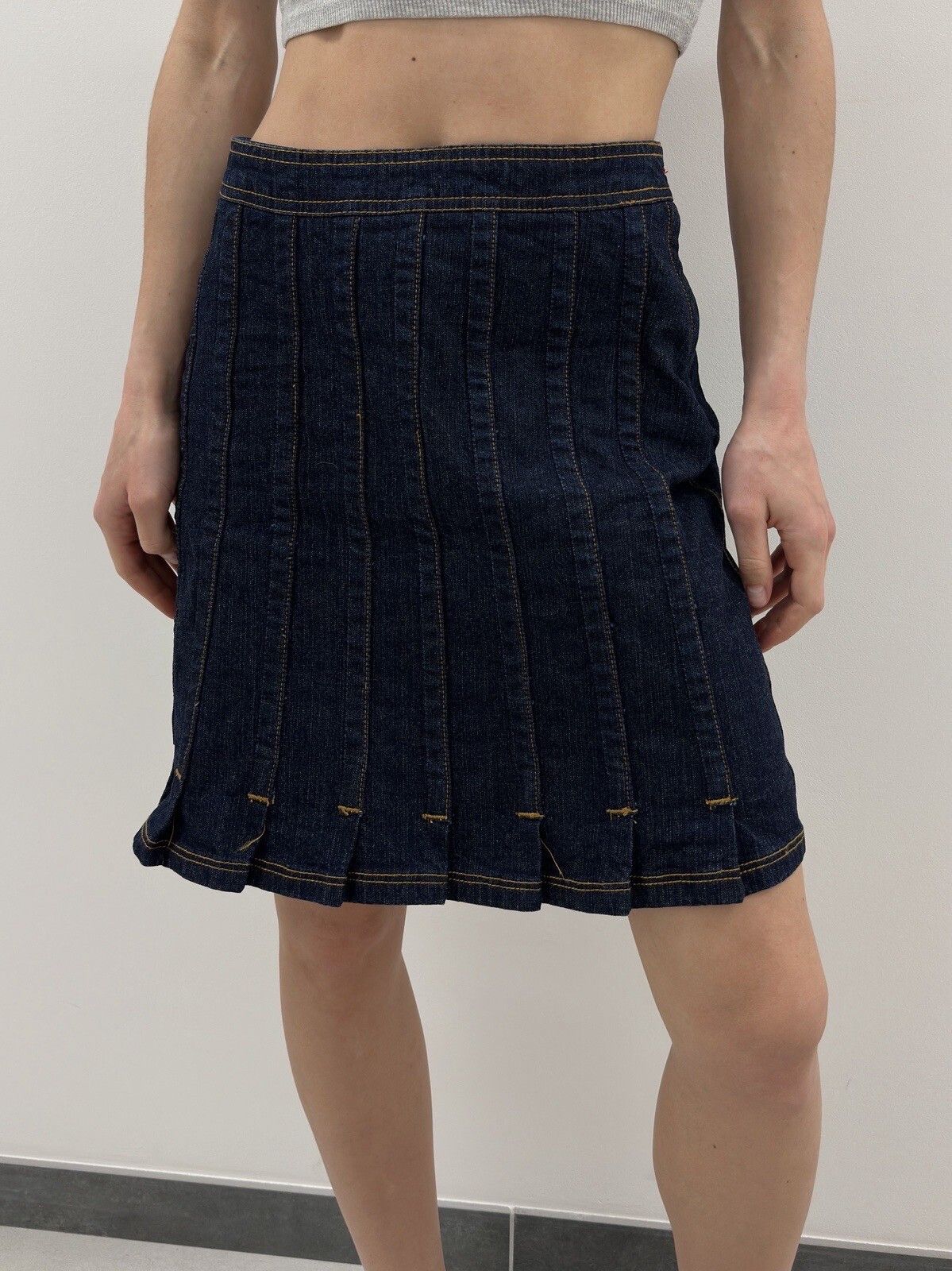 Tommy Hilfiger Vintage Tommy Hilfiger Denim Skirt Pleated Y2K 2000’s Size 2 Size 27" / US 4 / IT 40 - 2 Thumbnail