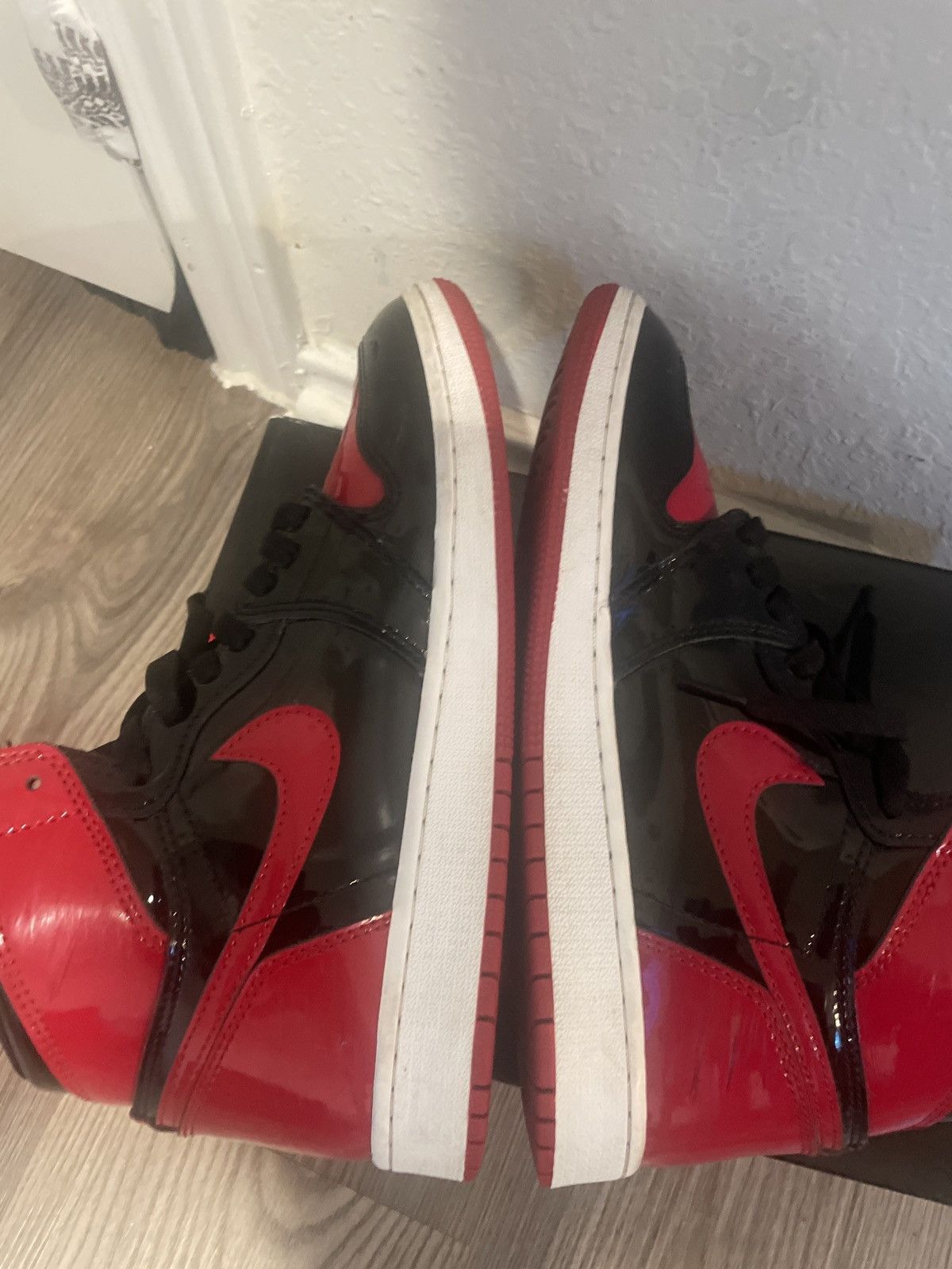 Jordan Brand Jordan 1 Patent Leather Bred Size US 7 / EU 40 - 16 Thumbnail