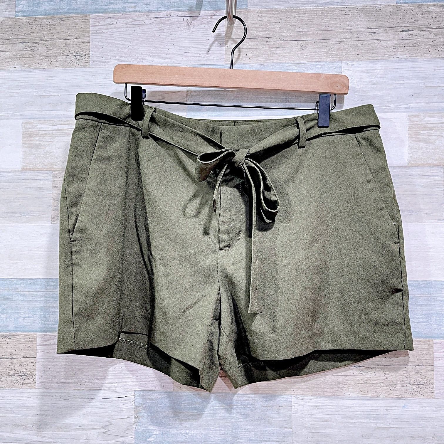 Banana Republic Banana Republic Belted Trouser Shorts Olive Green Womens 14 Size 36" / US 14 / IT 50 - 1 Thumbnail