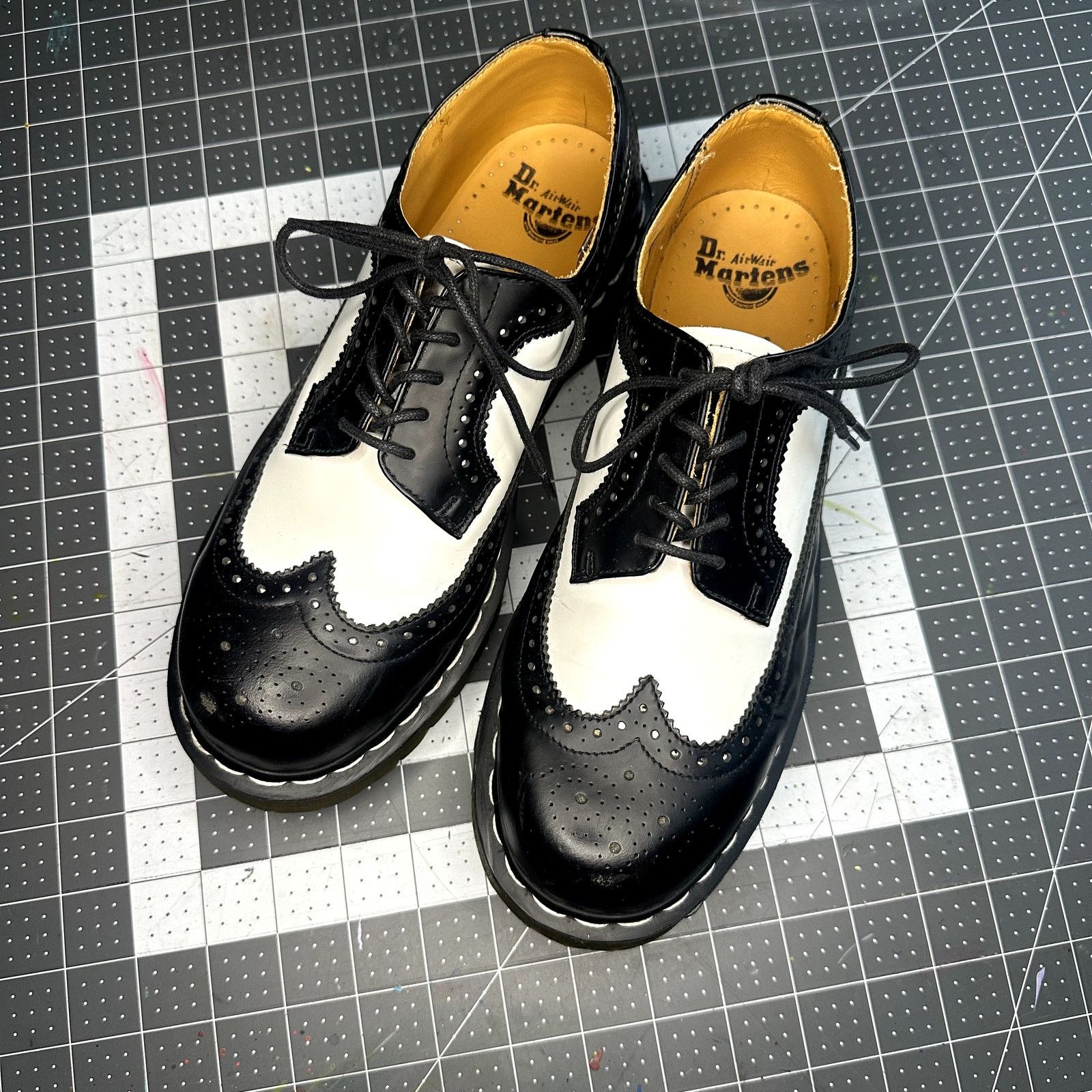 Dr. Martens Dr Martens Brogue Shoe Size US 8 / EU 41 - 2 Thumbnail