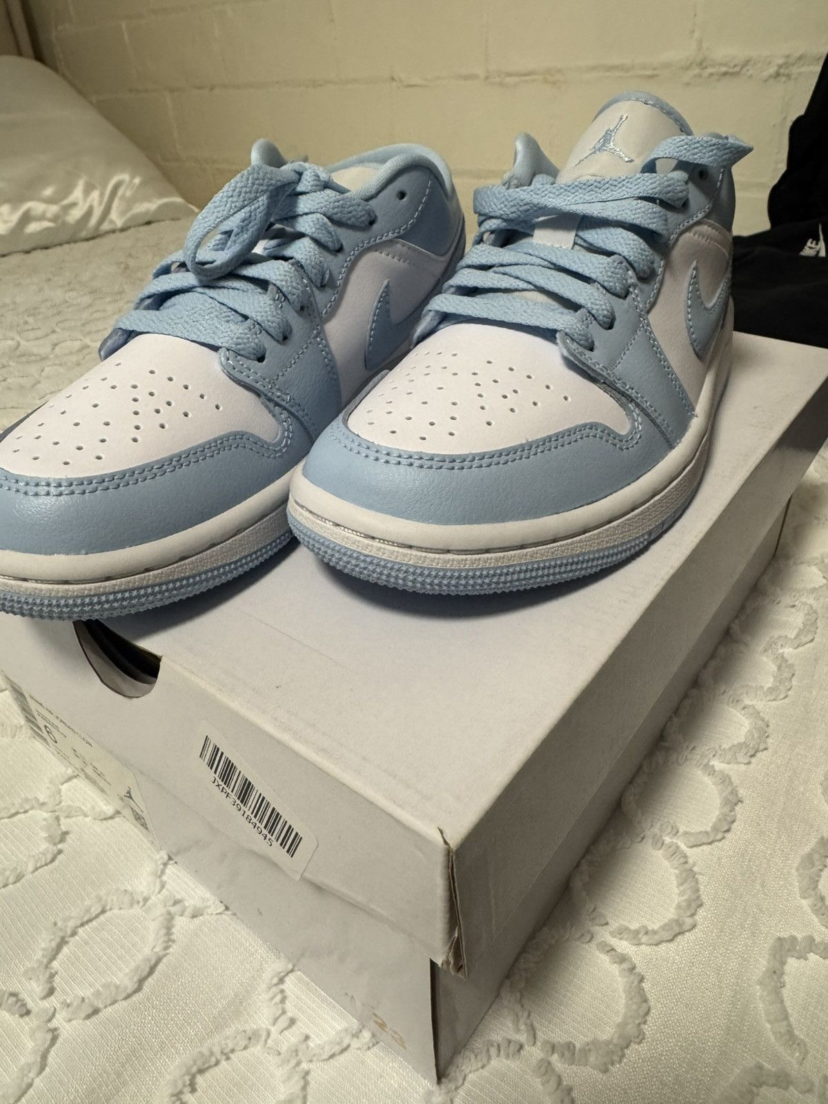 Nike WMNS AIR JORDAN 1 LOW Size US 6 / IT 36 - 7 Thumbnail