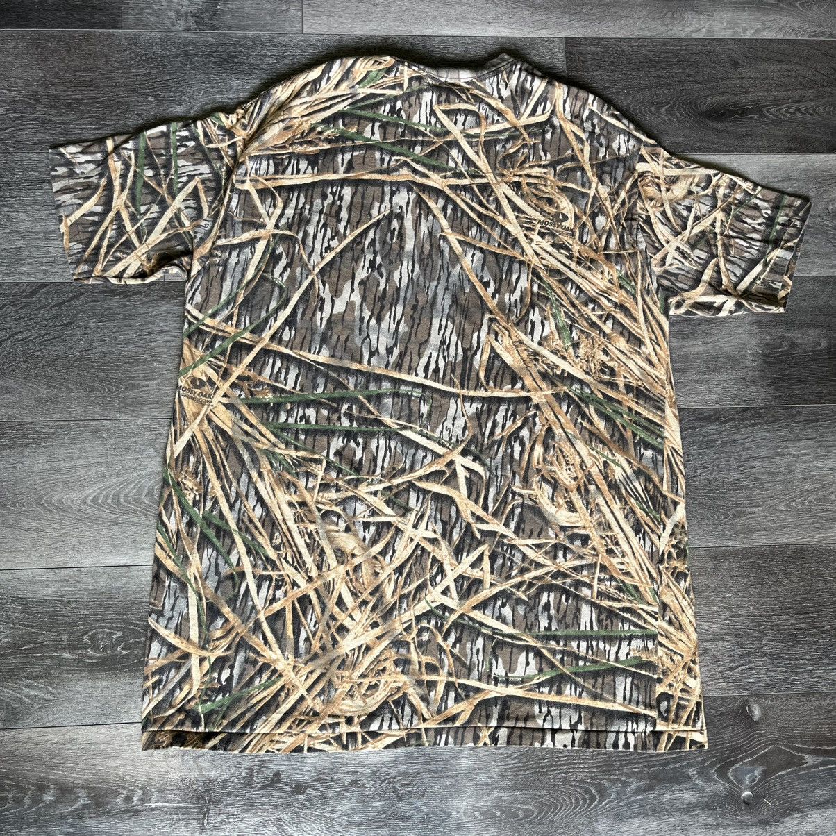 Mossy Oaks × Vintage Vintage 90s Mossy Oak Shadow Grass Camo Pocket Logo T Shirt Size US XXL / EU 58 / 5 - 2 Thumbnail