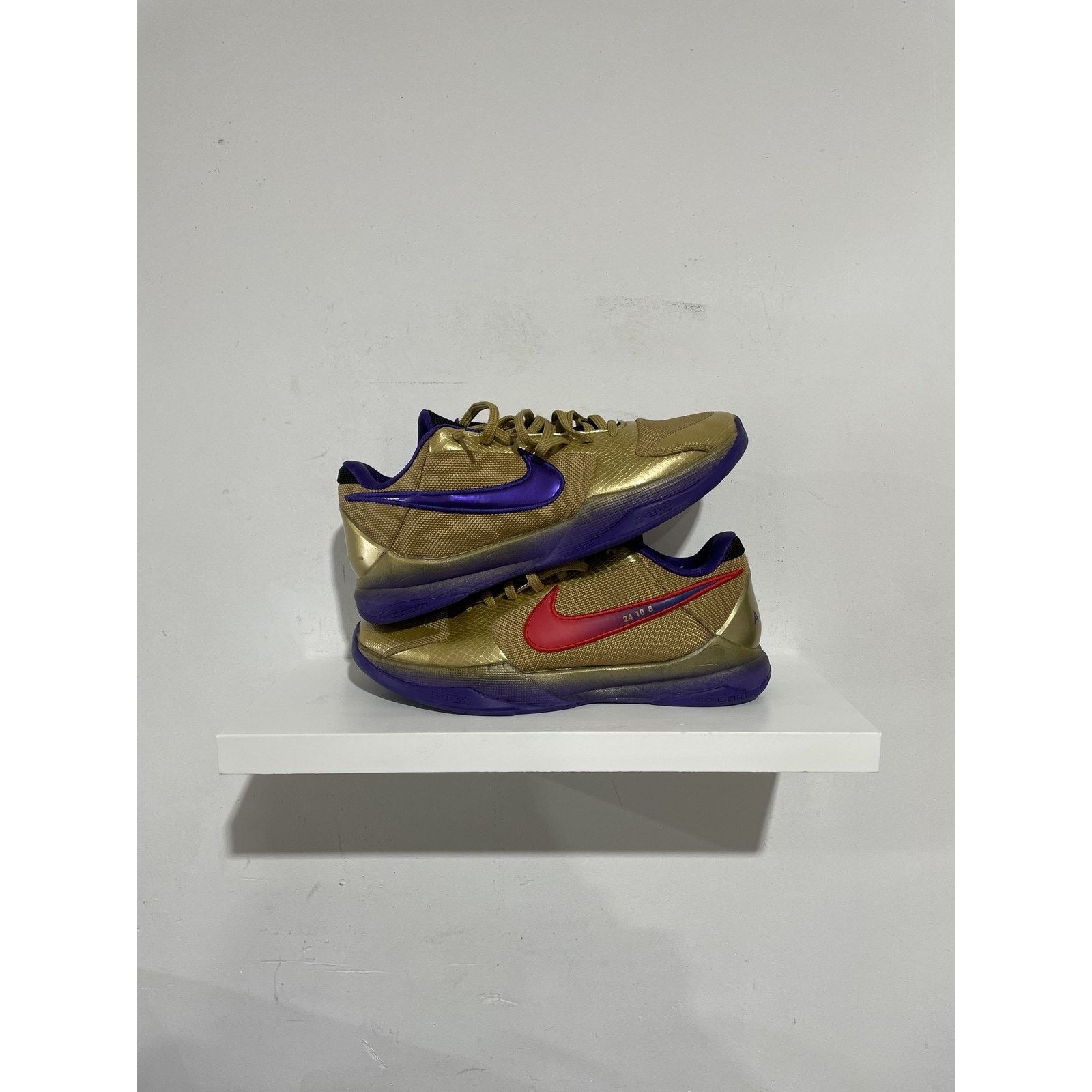 Other KOBE 5 PROTRO UNDEFEATED HALL OF FAME SIZE 9 USED Size US 9 / EU 42 - 1 Thumbnail