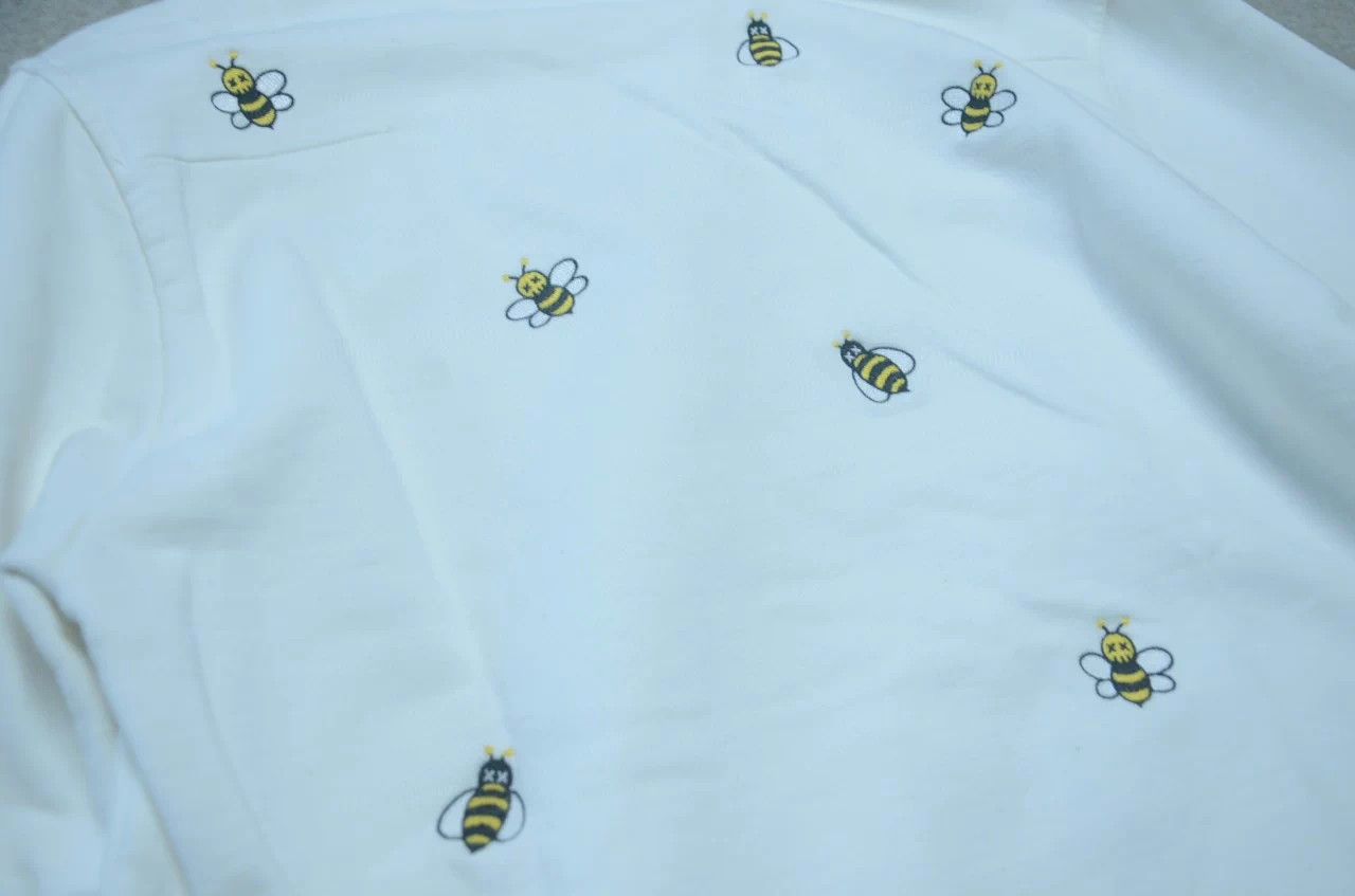 Dior Dior × Kaws Bee Embroidered White Sweatshirt M Size US M / EU 48-50 / 2 - 6 Thumbnail