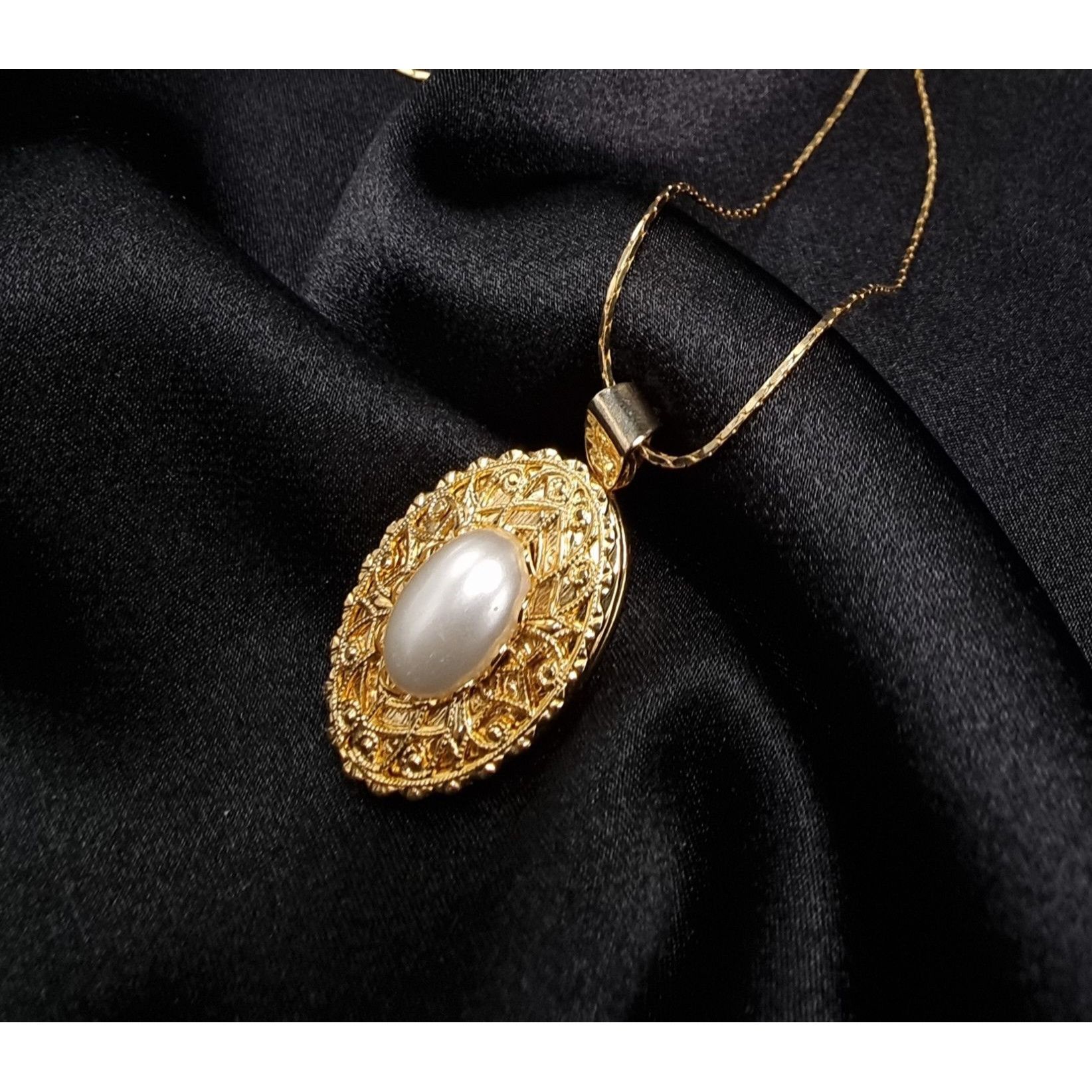 Vintage Vintage 1970's-1980's Oval Goldtone Locket Necklace With Fau Size ONE SIZE - 3 Thumbnail