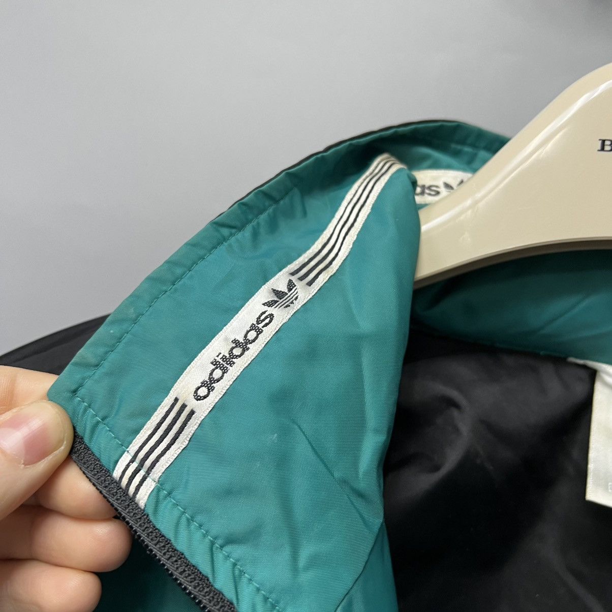 Adidas LIVERPOOL 1994/95 Adidas WINDBREAKER Football Soccer JACKET Size US L / EU 52-54 / 3 - 16 Thumbnail