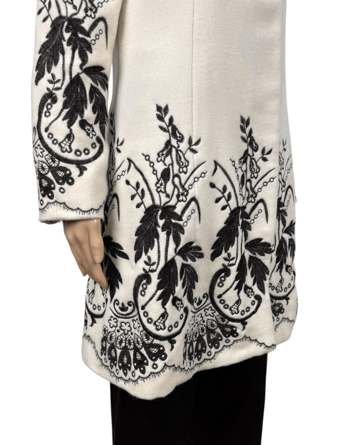 Moschino Moschino Cheap and Chic Vintage Wool Coat Embroidered Floral Size M / US 6-8 / IT 42-44 - 5 Thumbnail