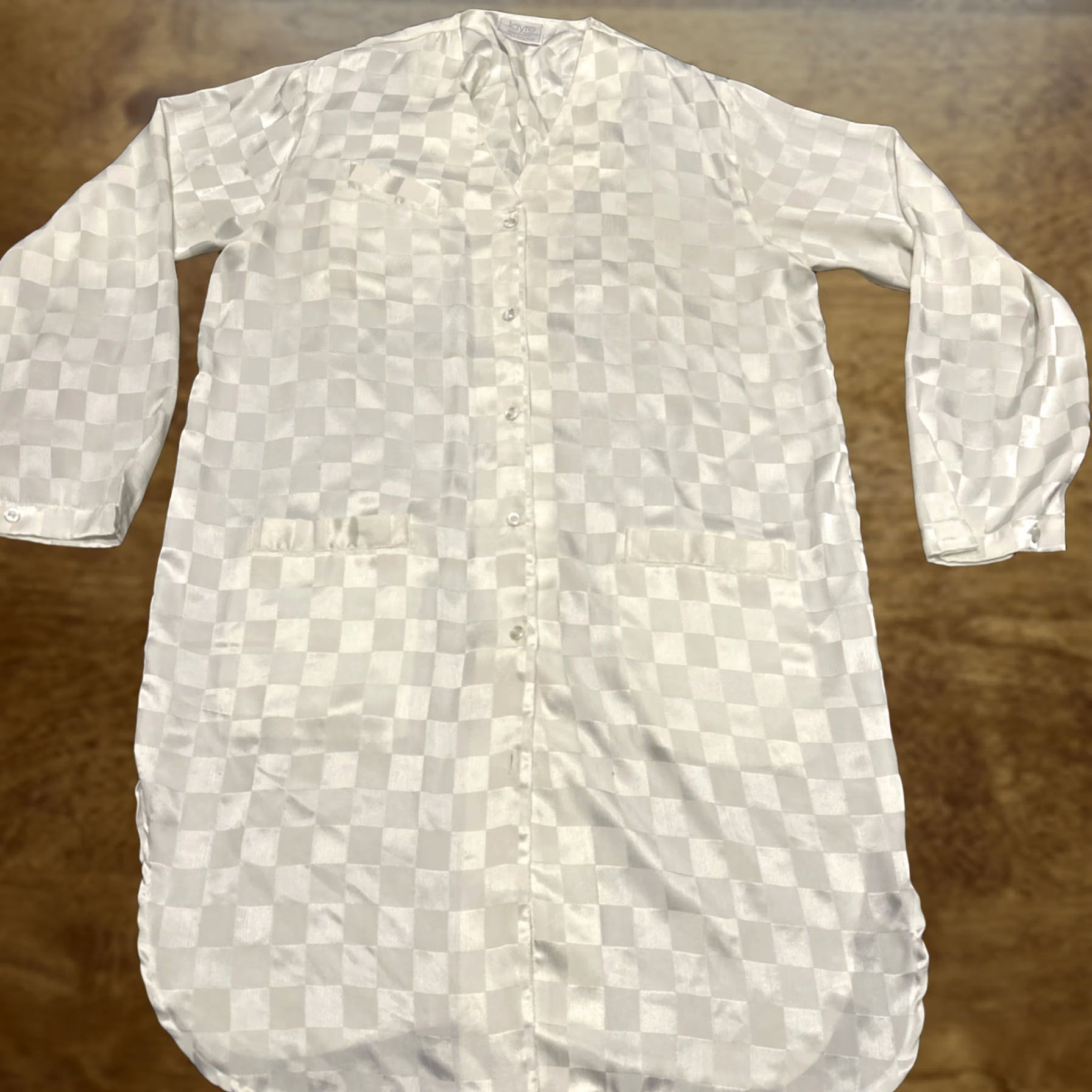 Vintage VINTAGE Jayre of California Pajama Top Womens Size M White Satin 80s Sleepwear A23 Size M / US 6-8 / IT 42-44 - 1 Thumbnail