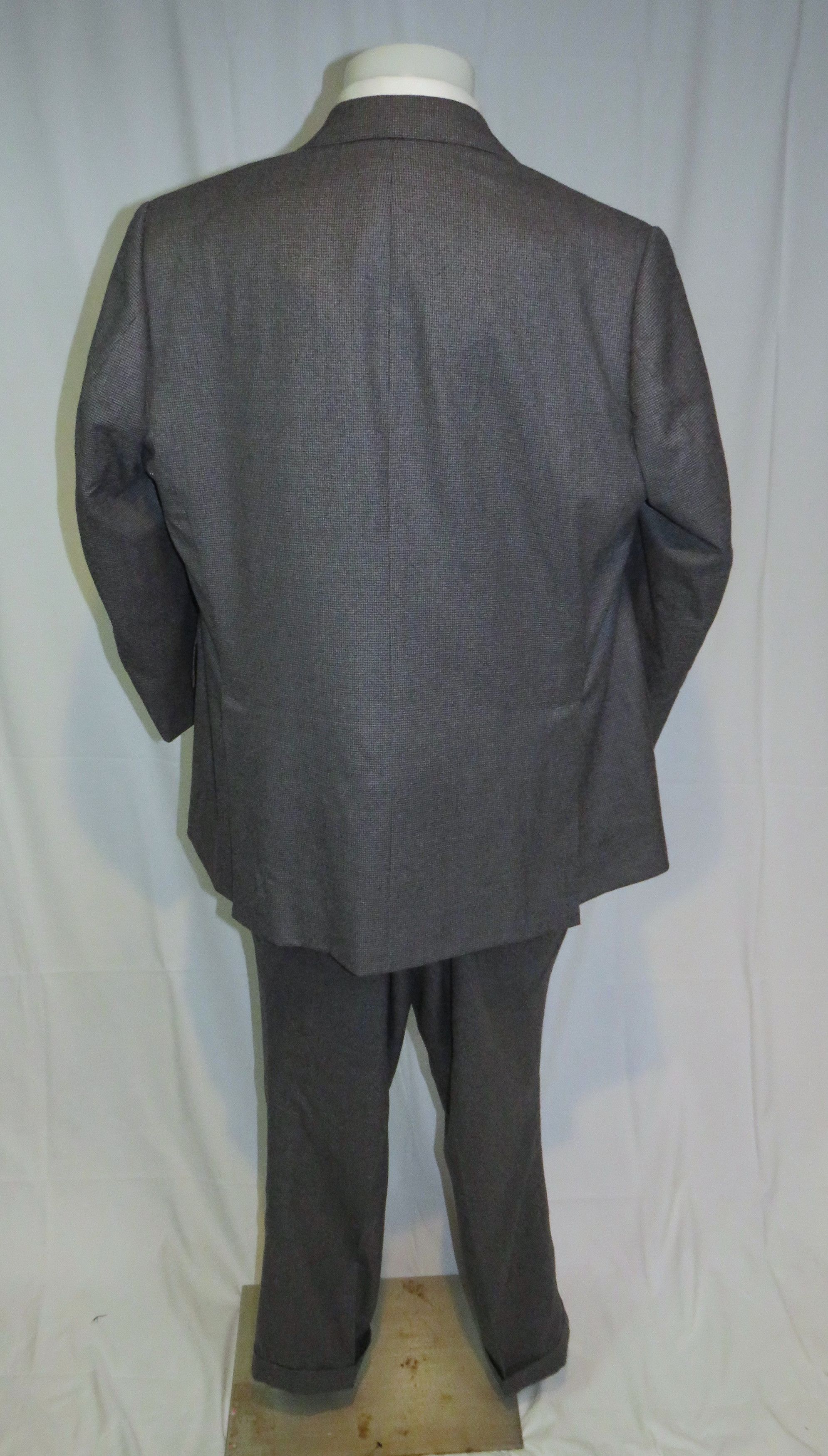 Henry Poole × Savile Row 2019 Gray Puppytooth Bespoke Portly Two Button Suit 48R Size 48R - 2 Thumbnail